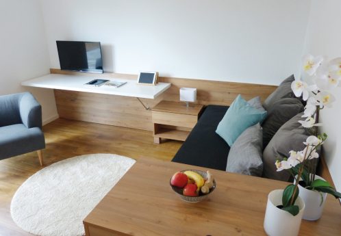 Sonnige Terrasse mit Gartenblick