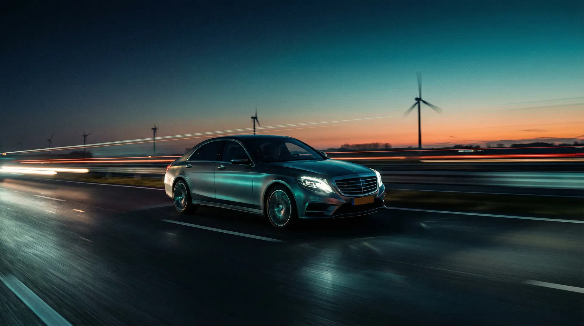 Lease auto op snelweg bij zonsondergang