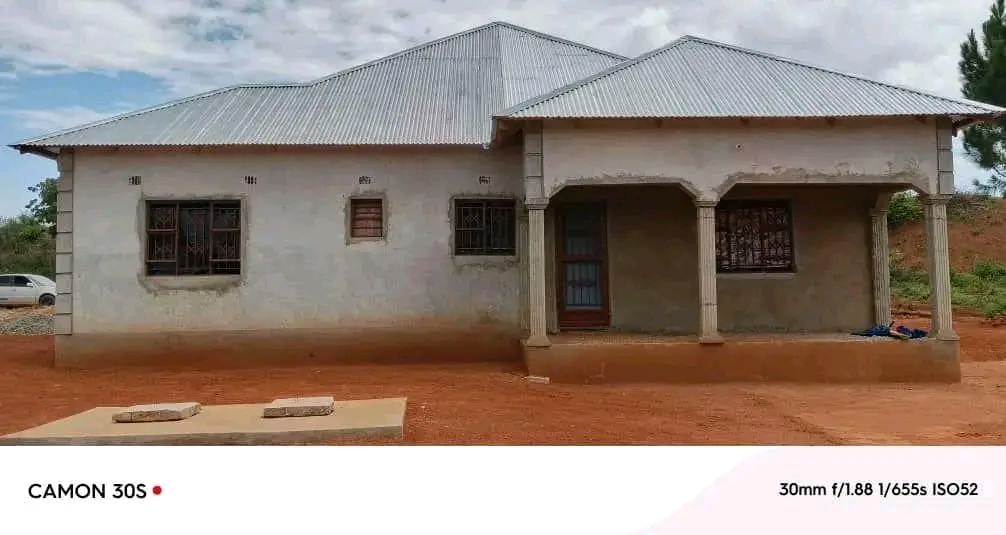 Mzuzu Dunduzu  Selling this House in Mzuzu at Dunduzu.