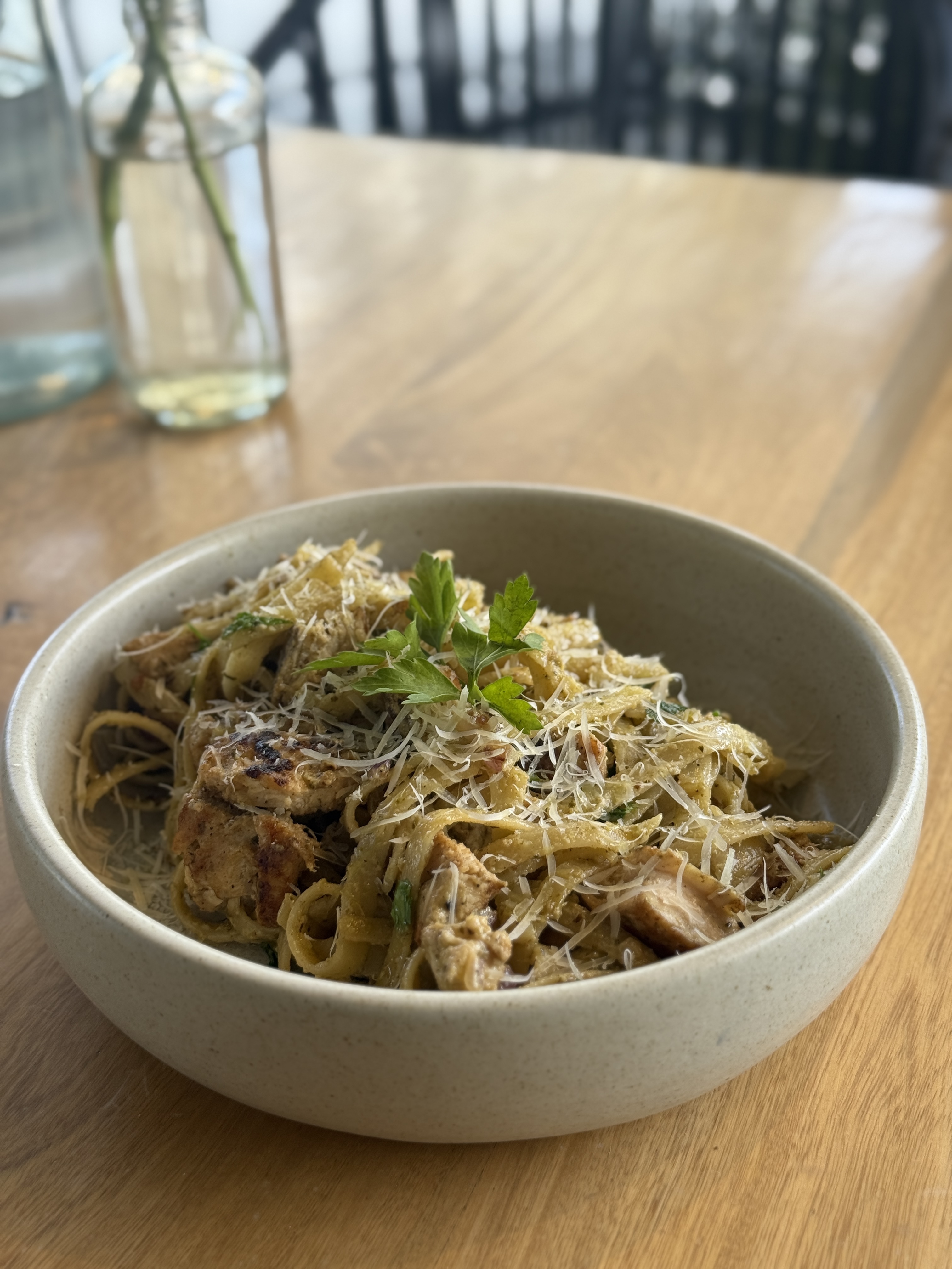 Pasta Pesto con Pollo al Pigmento