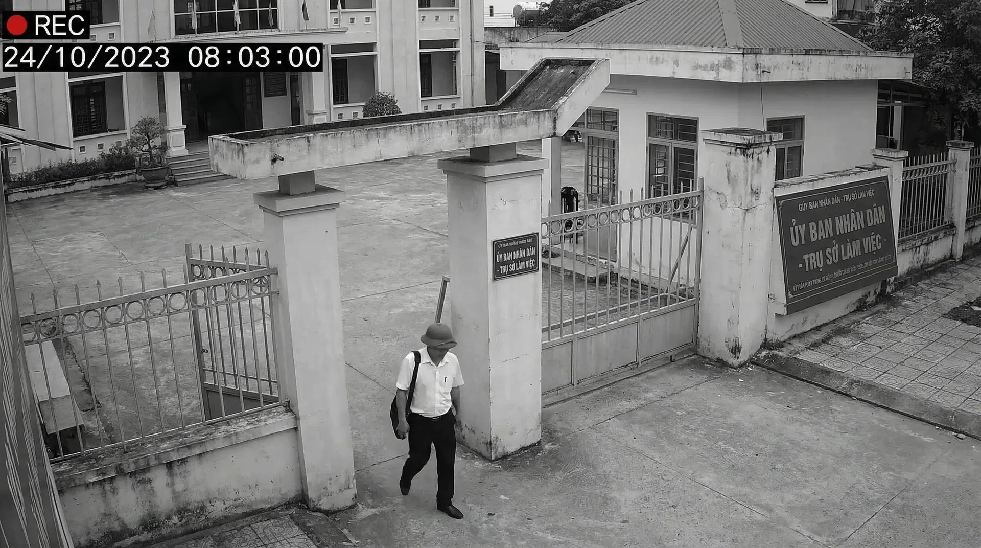 Chấm công cán bộ — Đến muộn