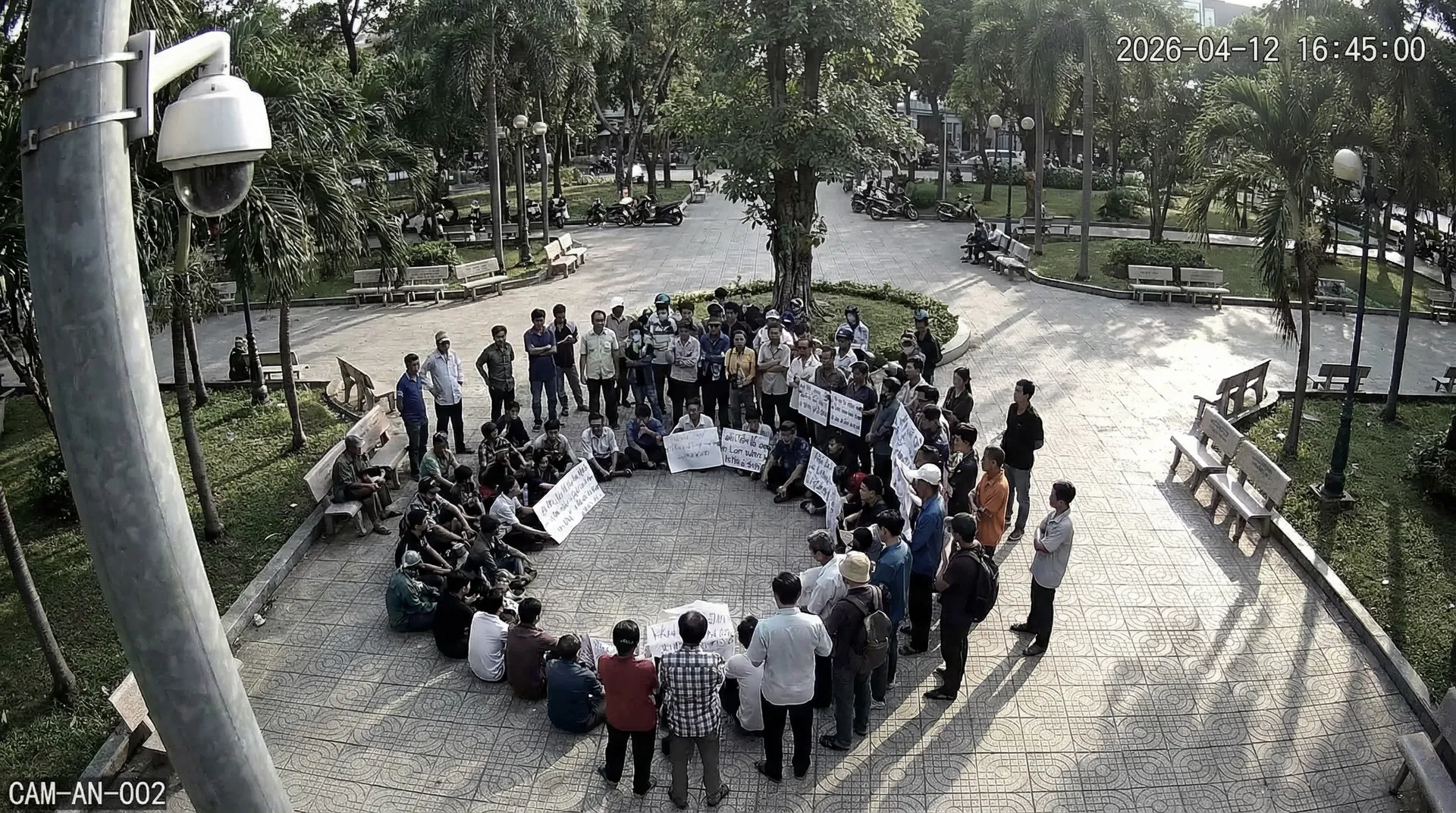 Tụ tập đông người bất thường