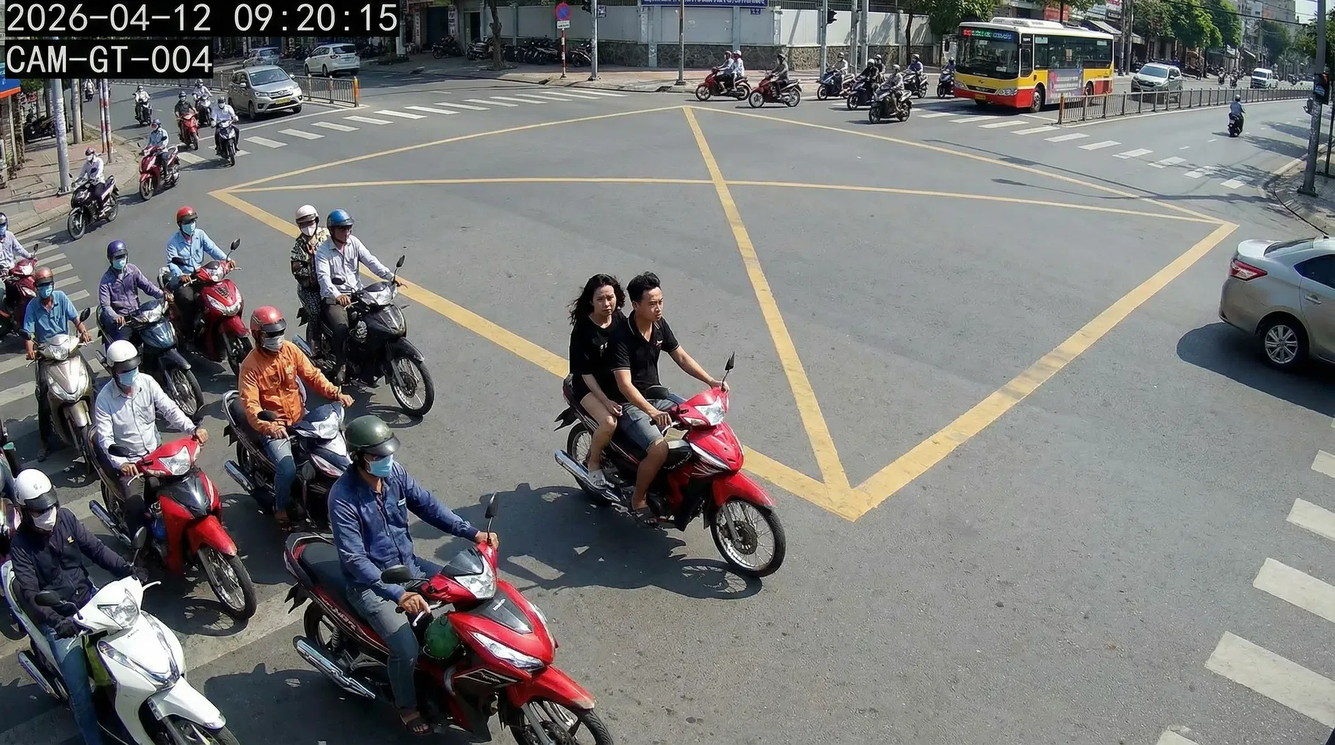 Không đội mũ bảo hiểm