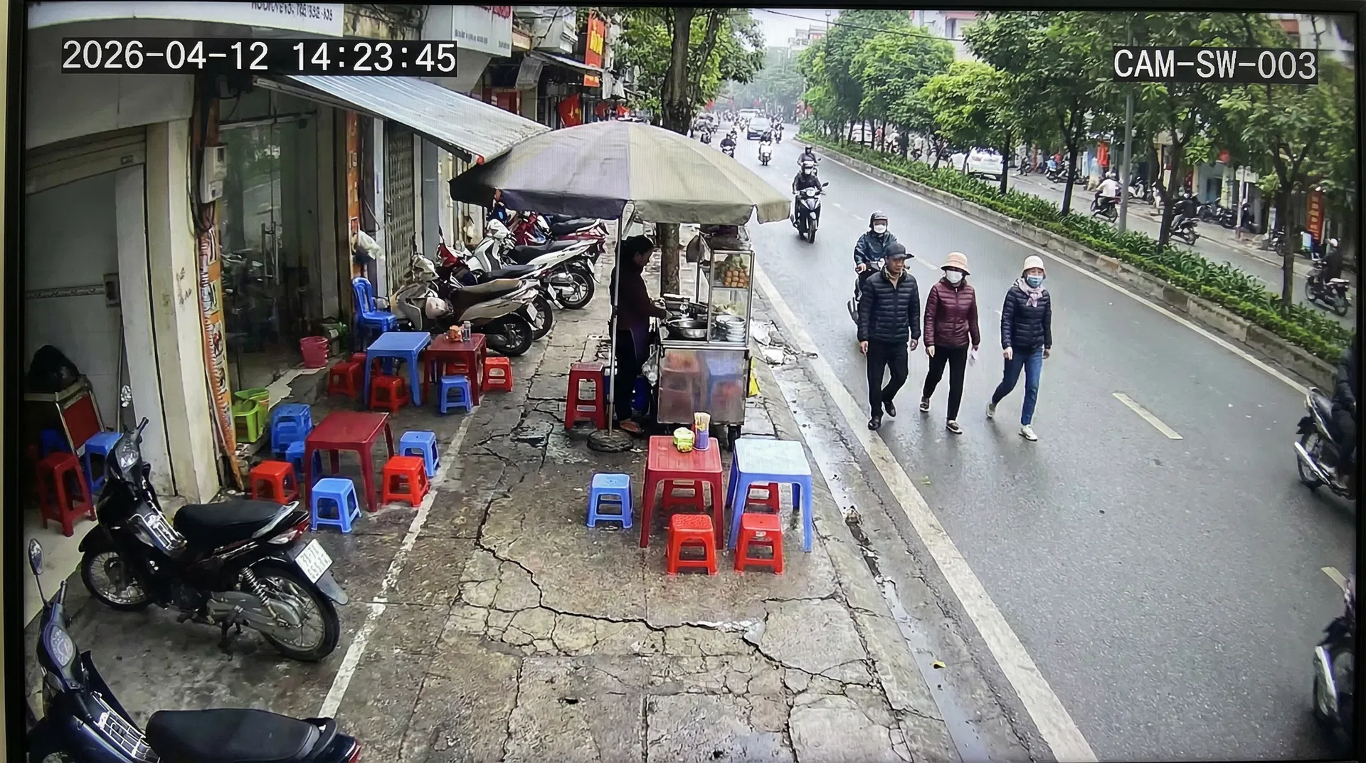 Lấn chiếm vỉa hè — 3 hộ kinh doanh