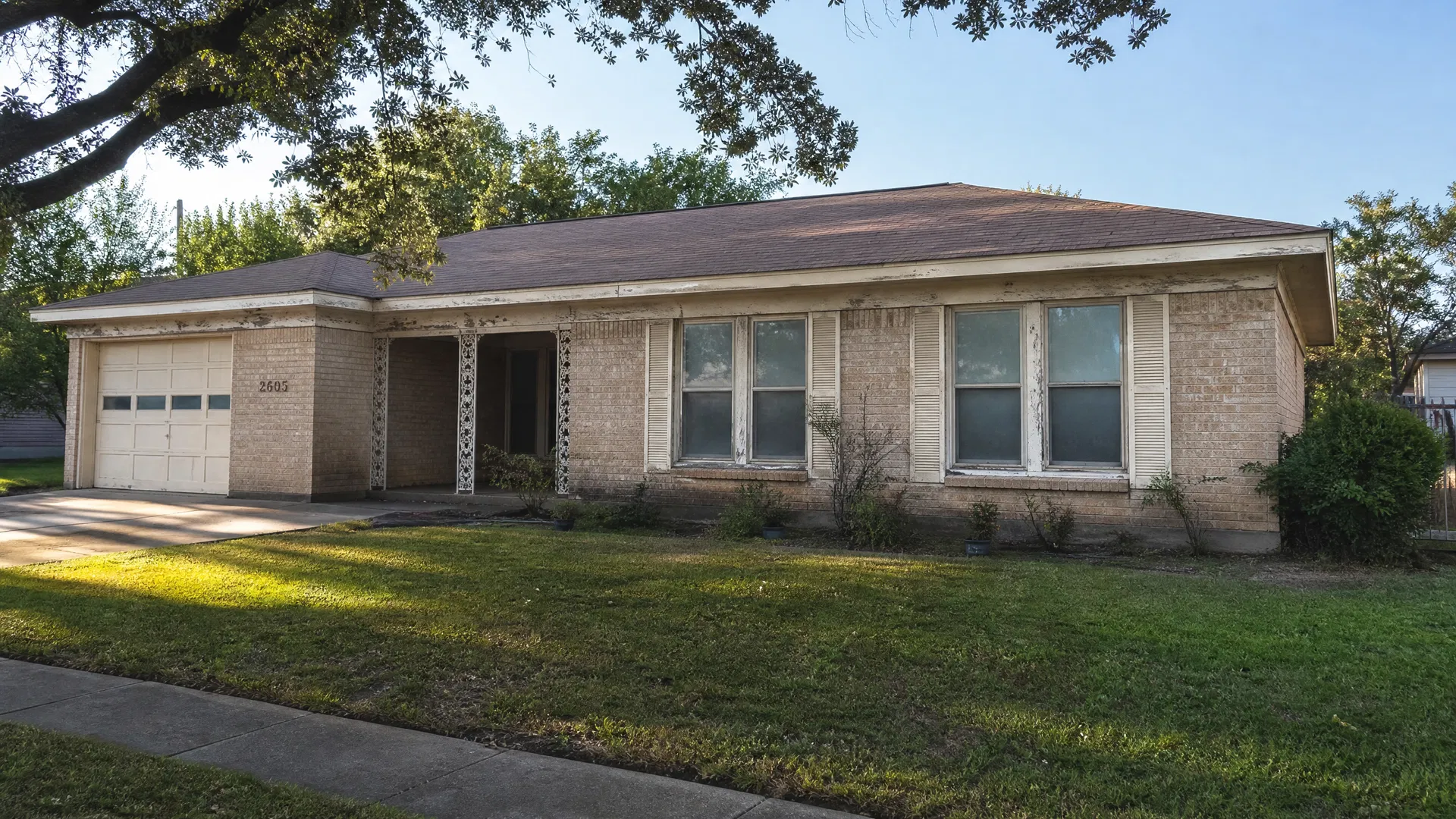 Texas home with old foggy windows before replacement