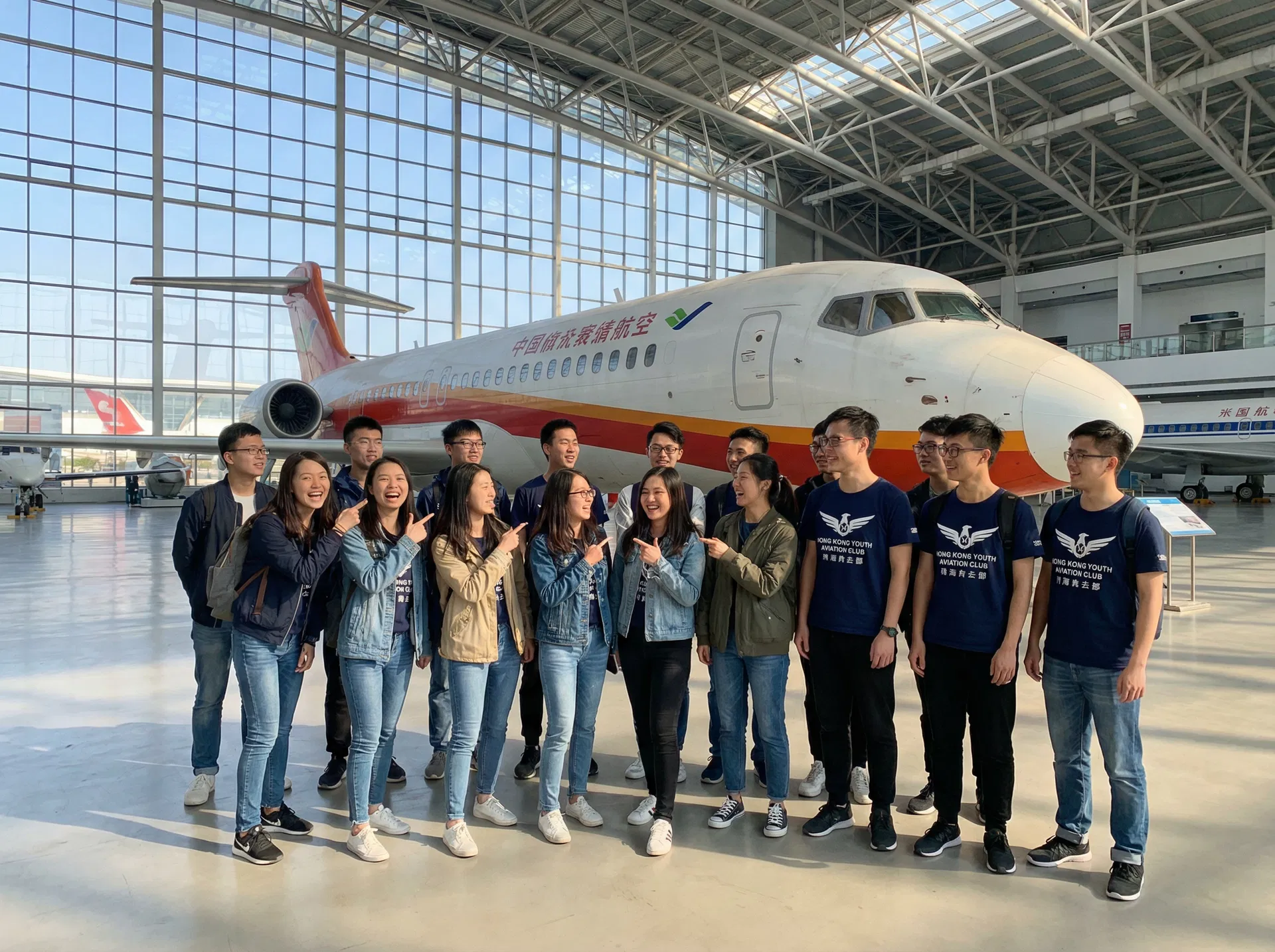 團員在珠海航空博物館合影，背景為中國製造的客機