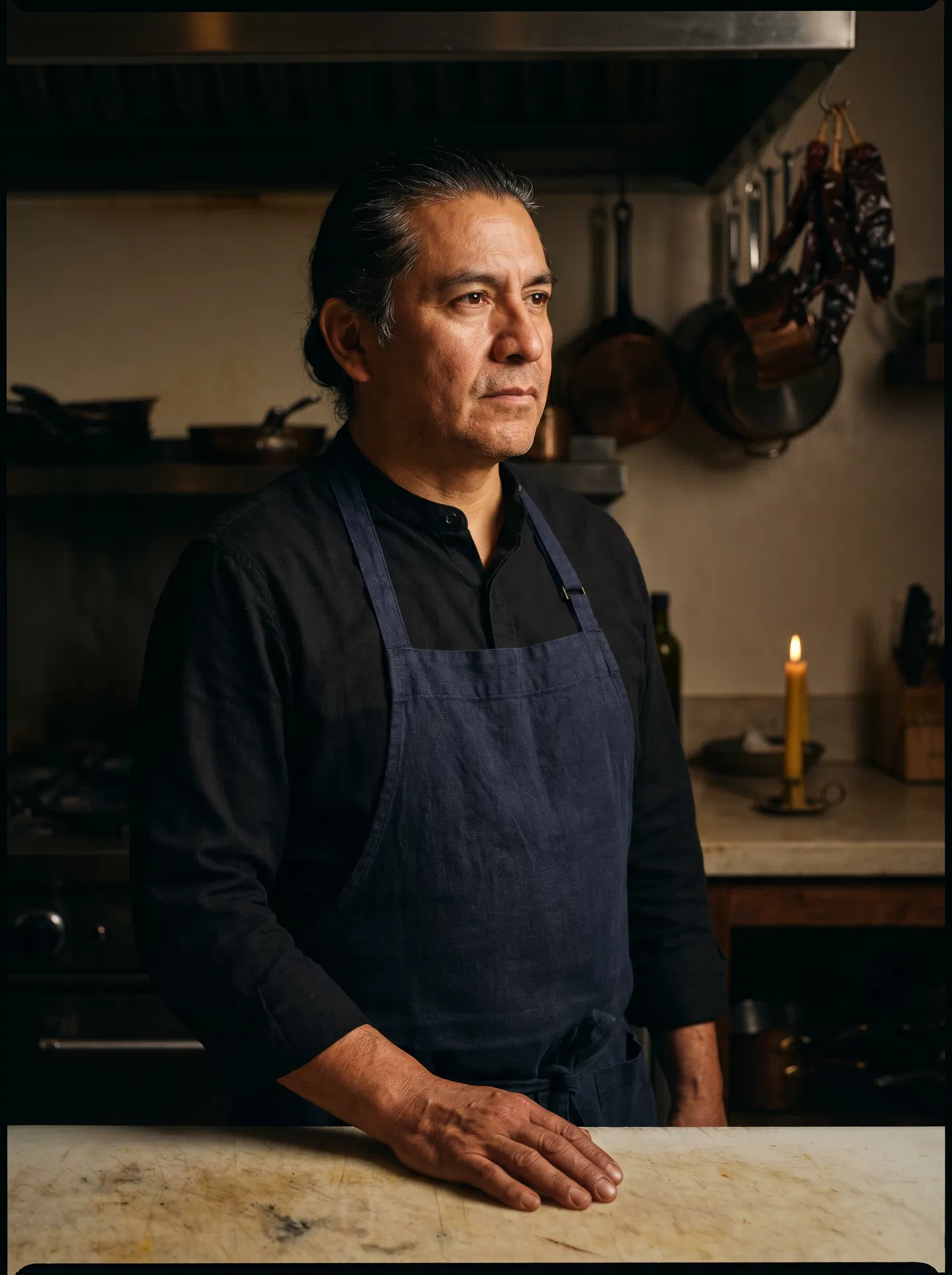 Retrato del chef ejecutivo de Habaneros Catering en su cocina de Madrid — catering mexicano de autor con técnica tradicional