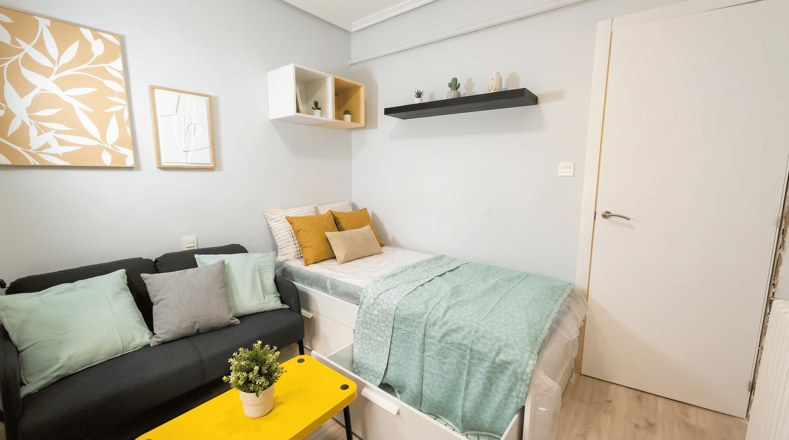 Habitación para estudiantes en Delicias, Valladolid - Habitación con cama doble y mini nevera propia en piso reformado cerca del Campus UVA - 435€/mes todo incluido