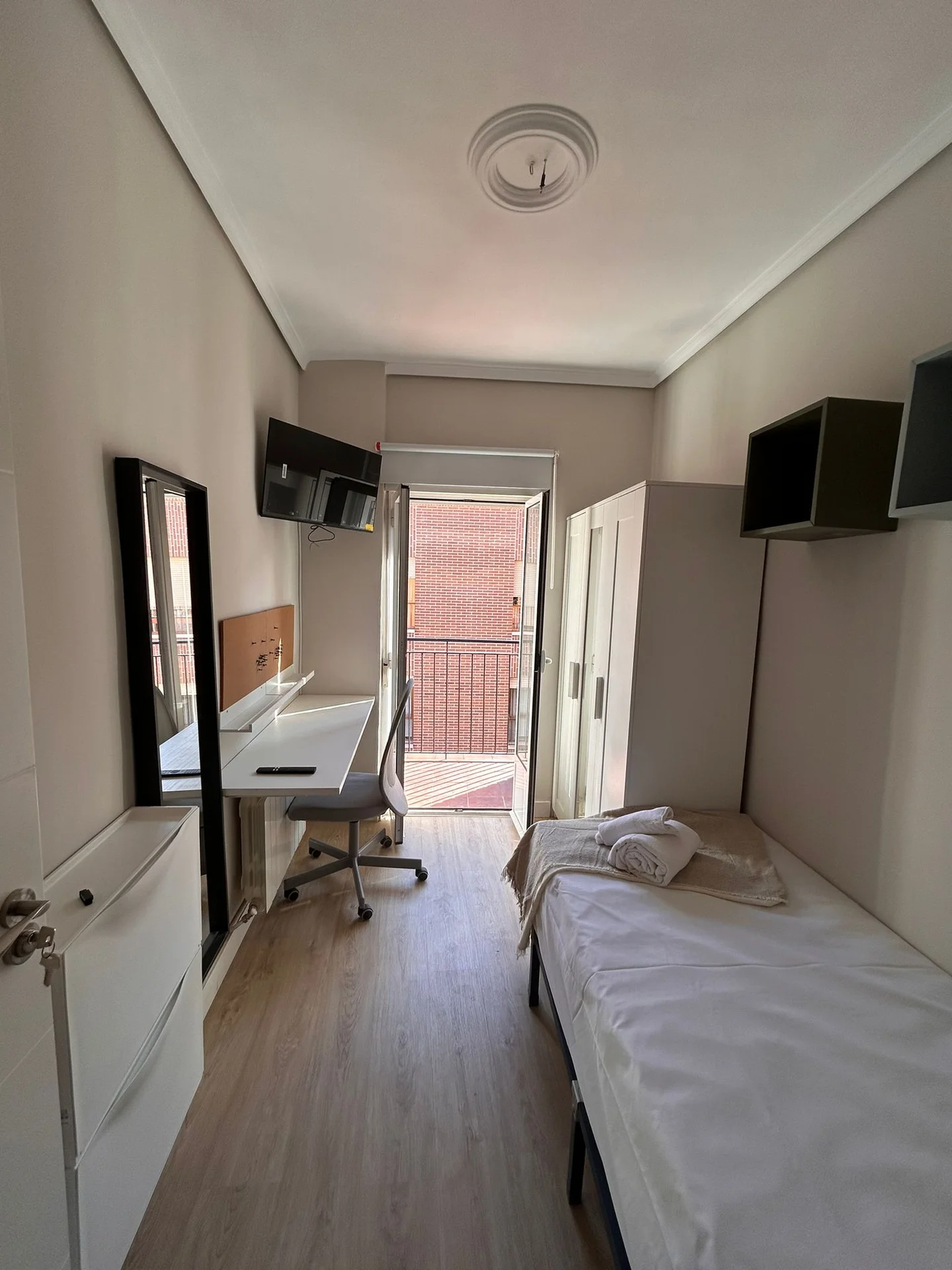 Habitación para estudiantes en Centro, Valladolid - Habitación exterior con terraza y muy luminosa en piso recien reformado junto al Pisuerga - 407€/mes todo incluido