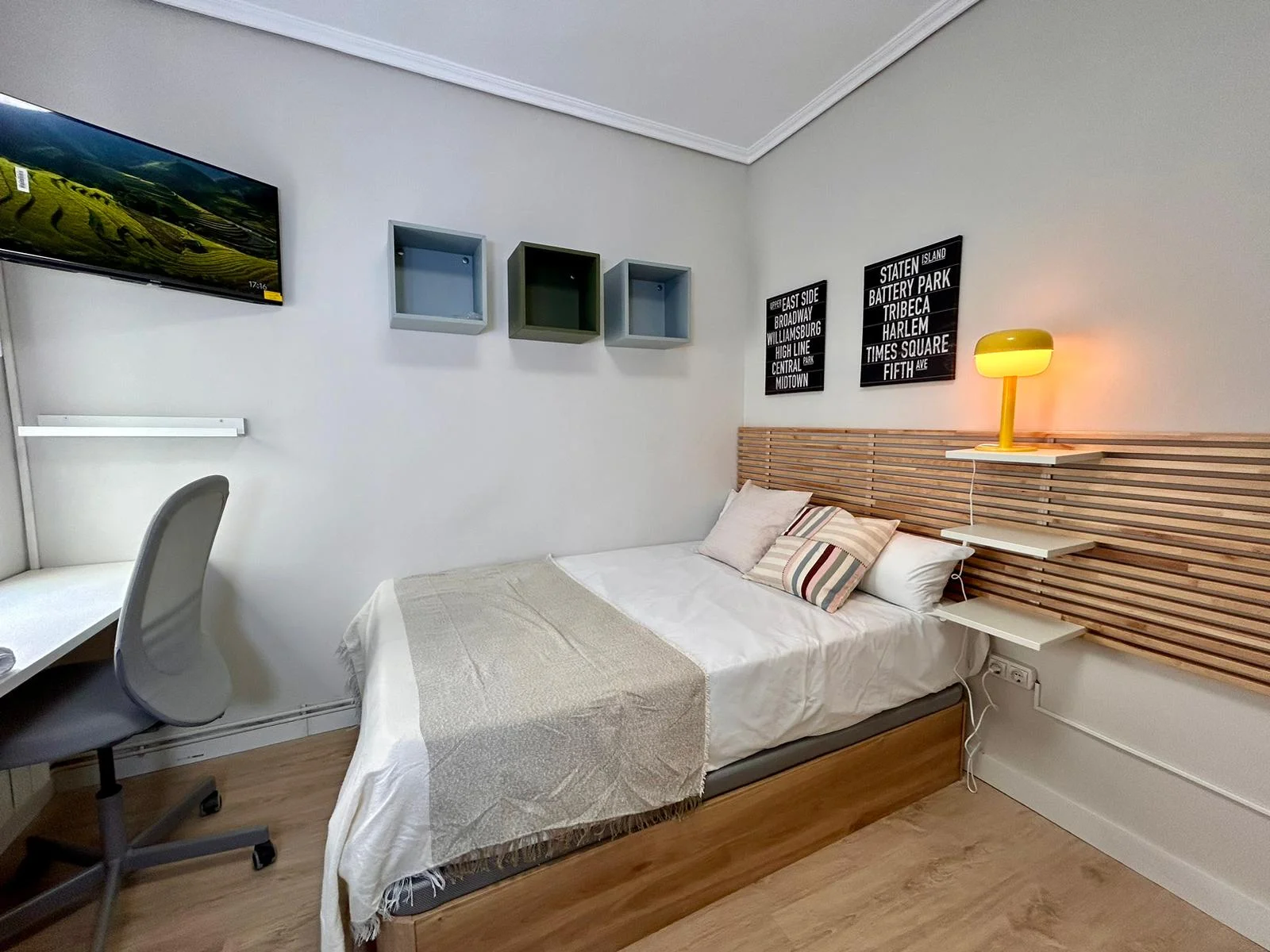 Habitación para estudiantes en Centro, Valladolid - Habitación con cama doble y gran escritorio en el centro de Valladolid, a un paso de facultades - 430€/mes todo incluido