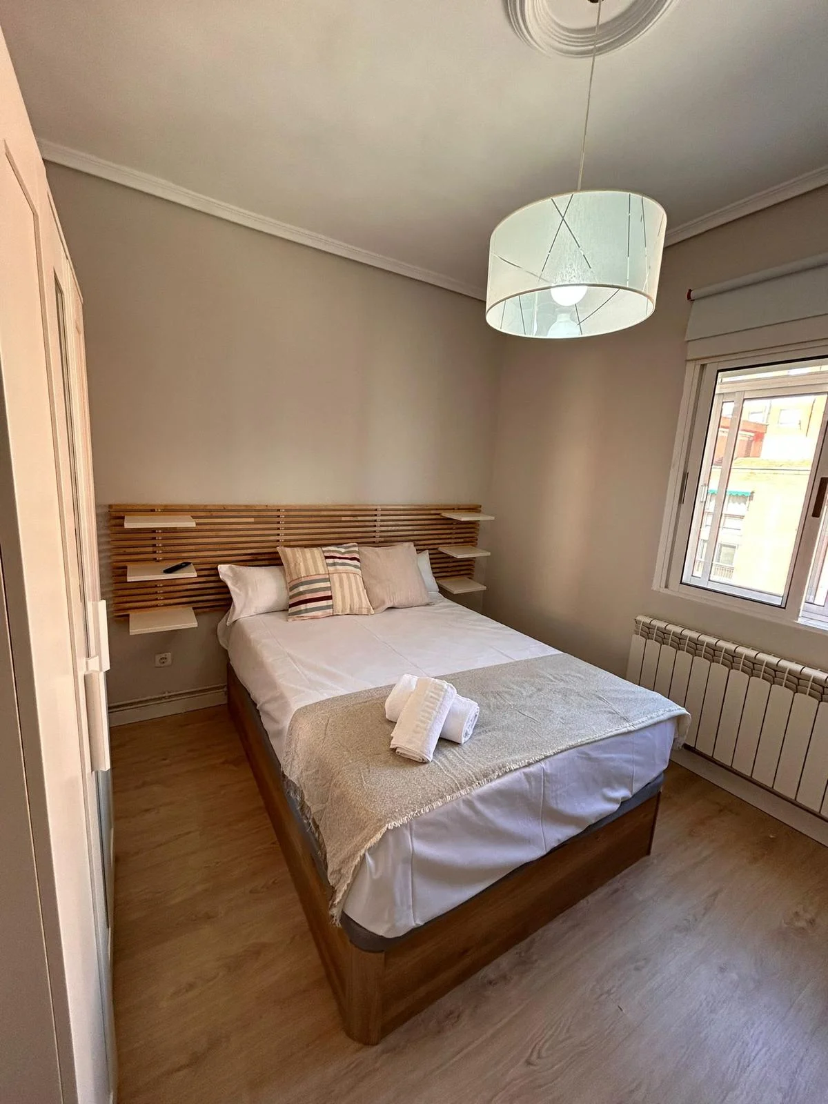 Habitación para estudiantes en Centro, Valladolid - Habitación exterior y luminosa con cama doble a un paso de centro - 425€/mes todo incluido