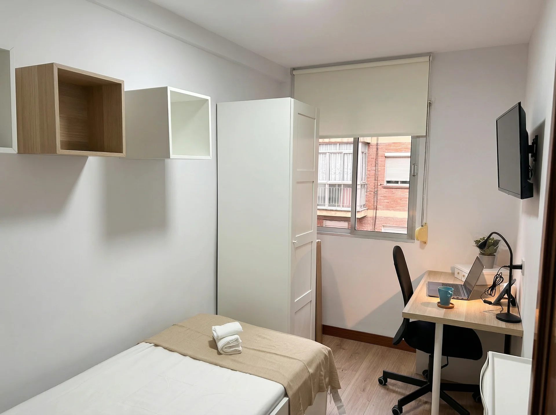 Habitación para estudiantes en Rondilla-Santa Clara, Valladolid - Luminosa Habitación exterior en piso recién reformado 100x100 a estrenar en vivienda en Rondilla-Santa Clara - 410€/mes todo incluido