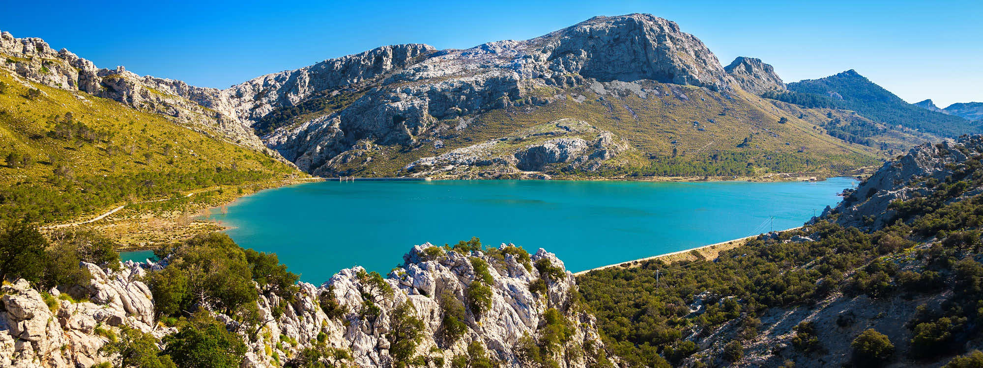 La Tramuntana en Invierno: Una Sinfonía de Cumbres Nevadas y Senderos Bañados por el Sol