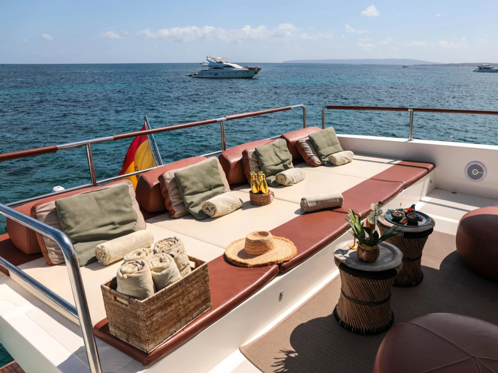 GOLDFINGER HOUSE OF HÜTTER | 64 Catamaran - Other