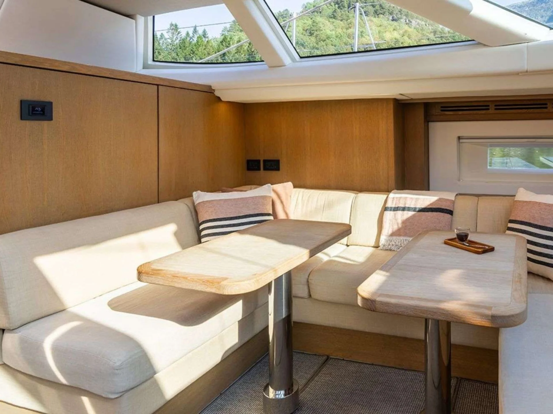 CHAMPAGNE HIPPY | Oyster 825 - Oyster