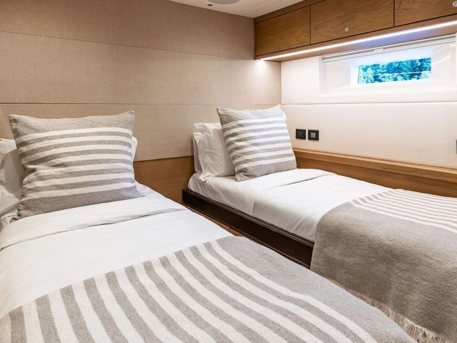 CHAMPAGNE HIPPY | Oyster 825 - Oyster