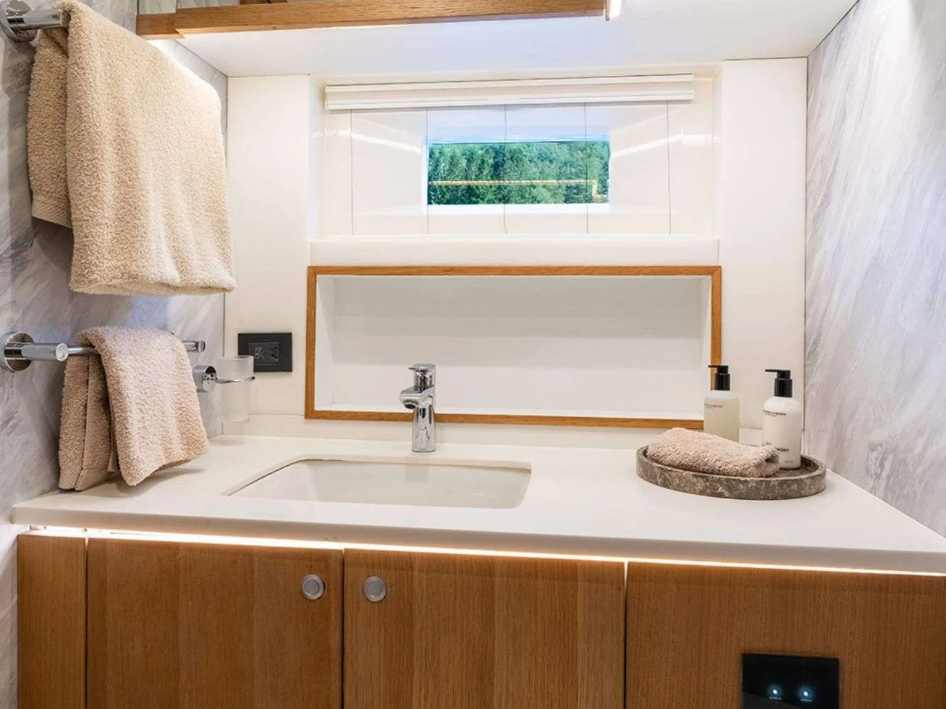 CHAMPAGNE HIPPY | Oyster 825 - Oyster