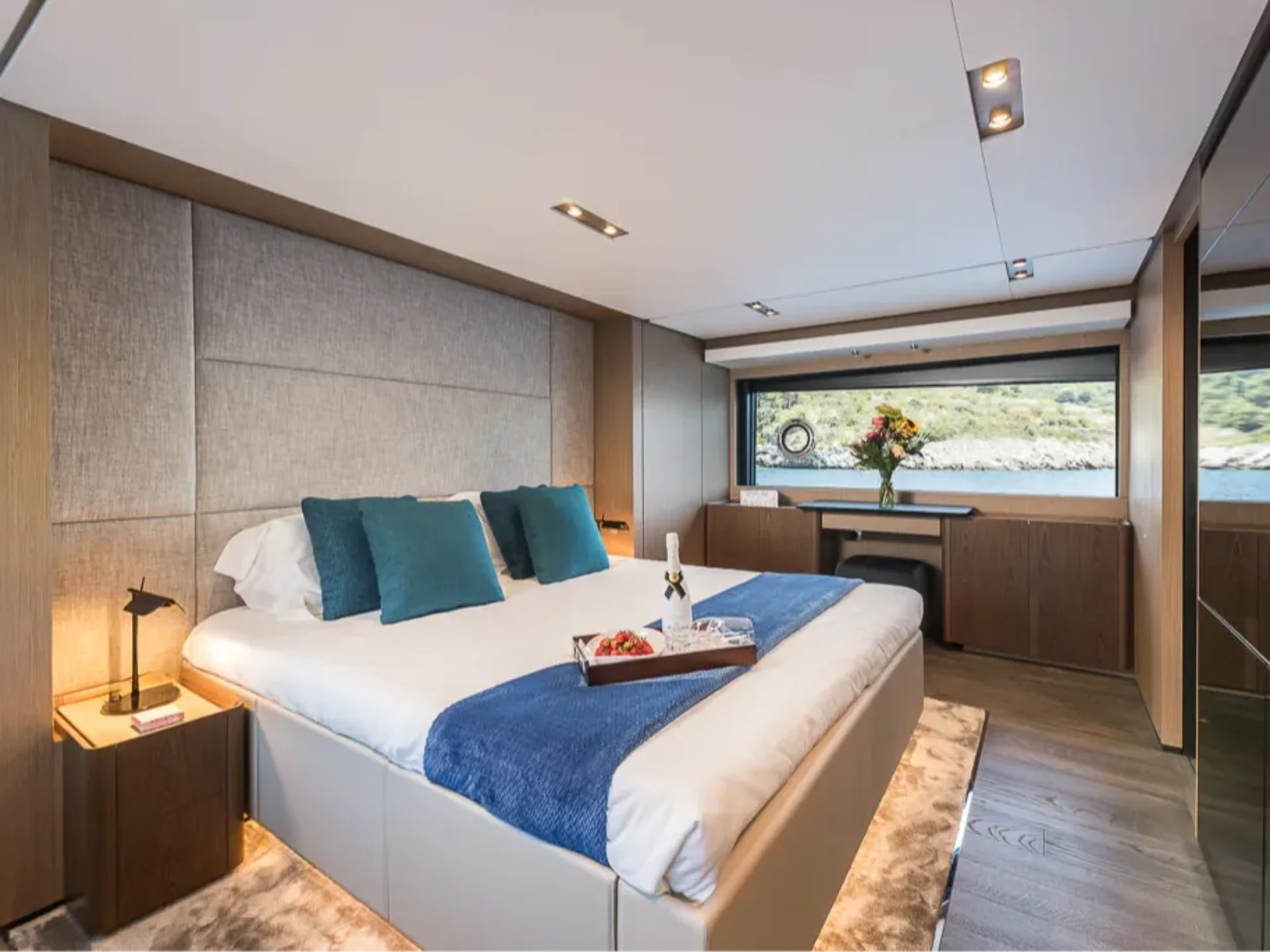 NAILU + | Ferretti 1000 - Ferretti