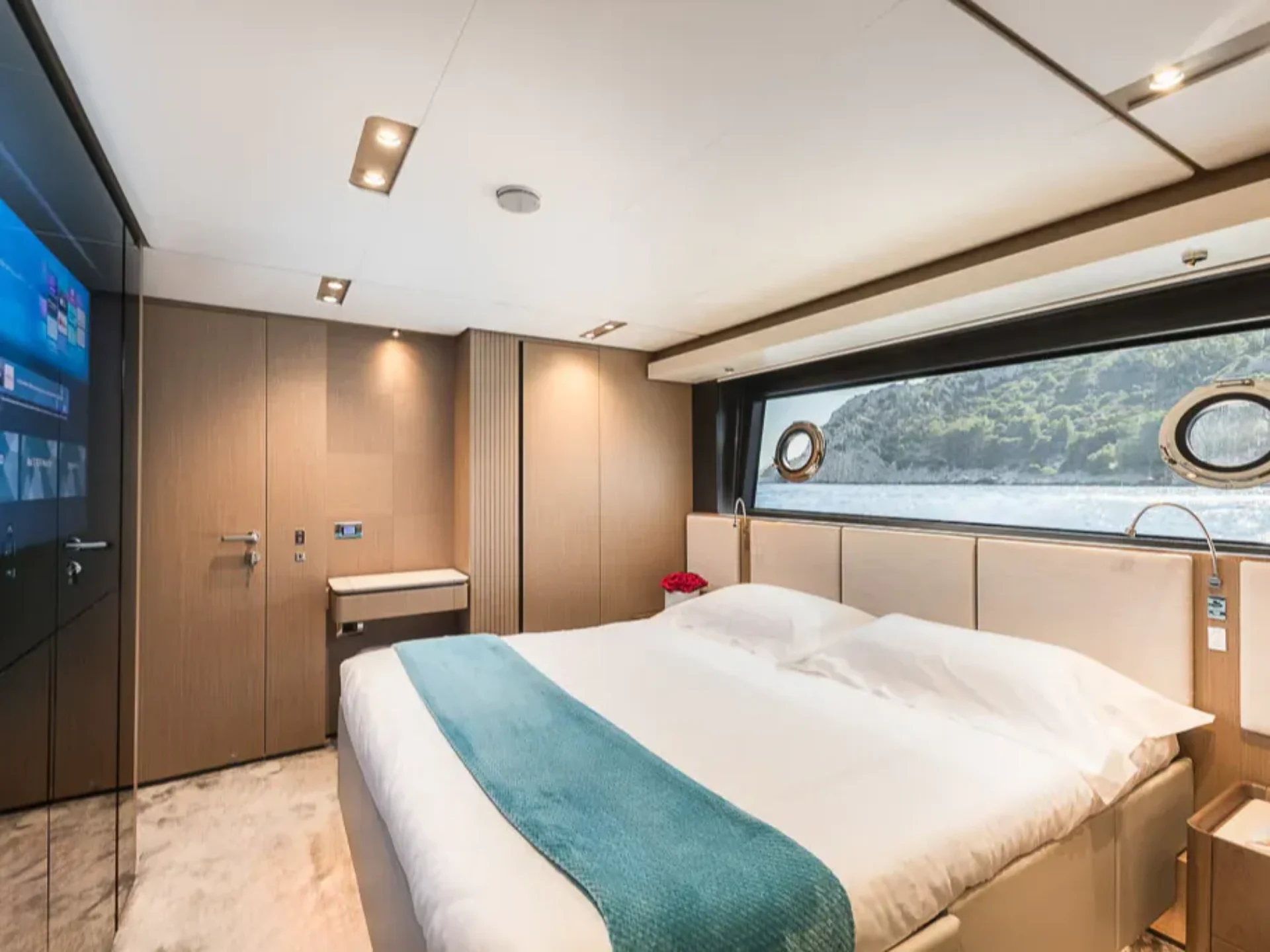 NAILU + | Ferretti 1000 - Ferretti