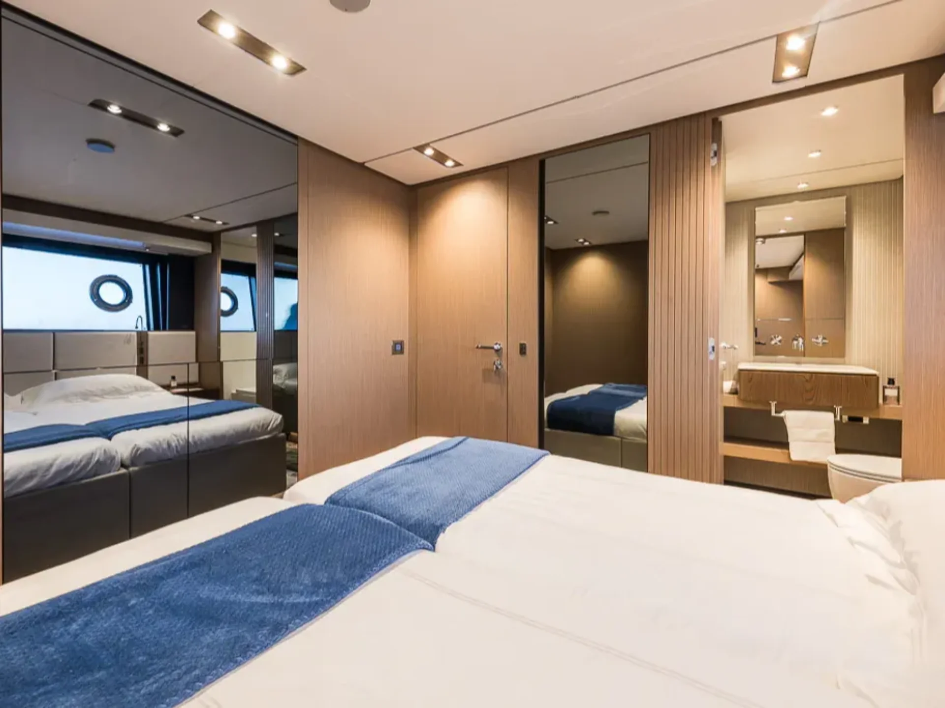 NAILU + | Ferretti 1000 - Ferretti