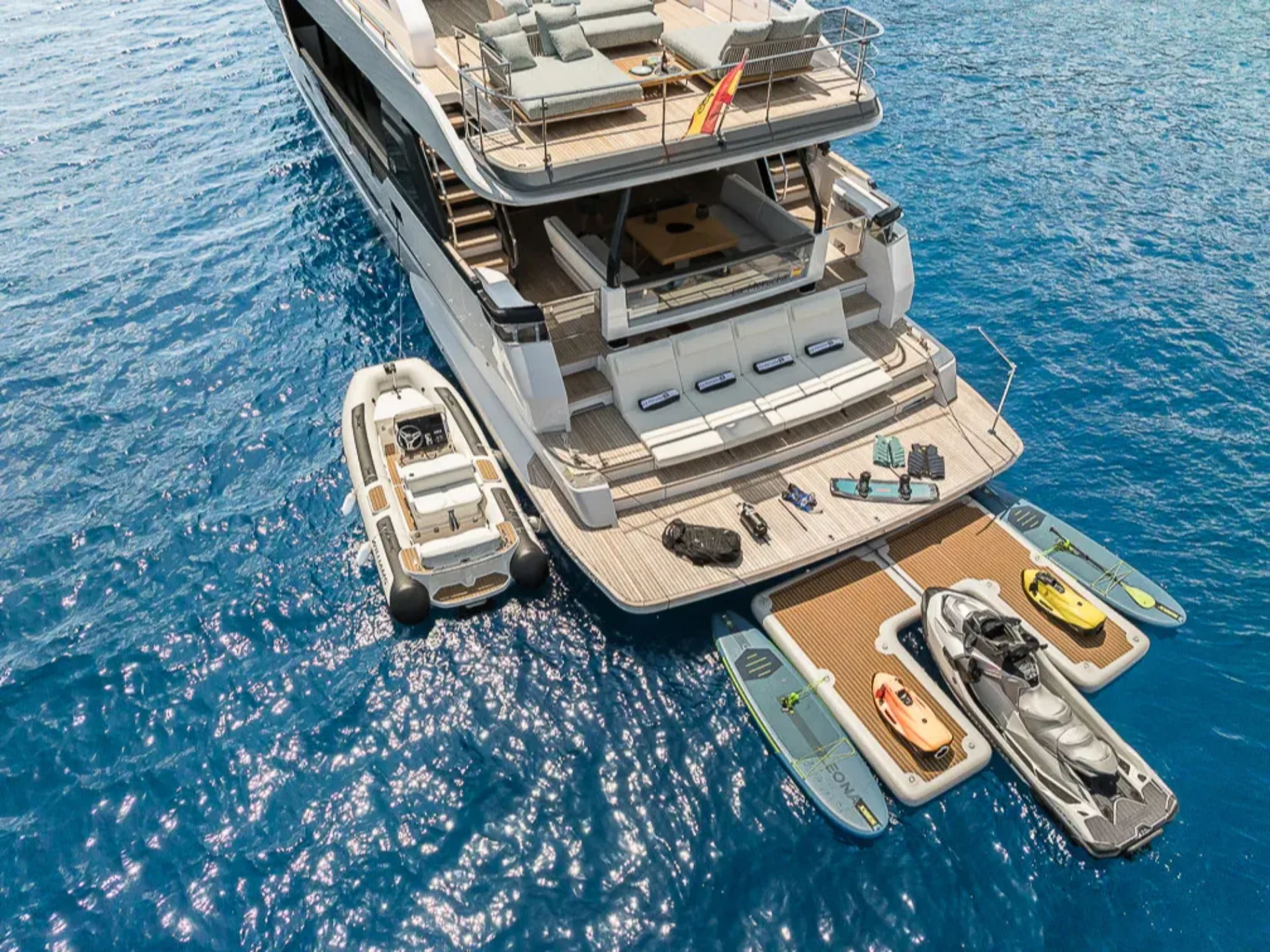 NAILU + | Ferretti 1000 - Ferretti