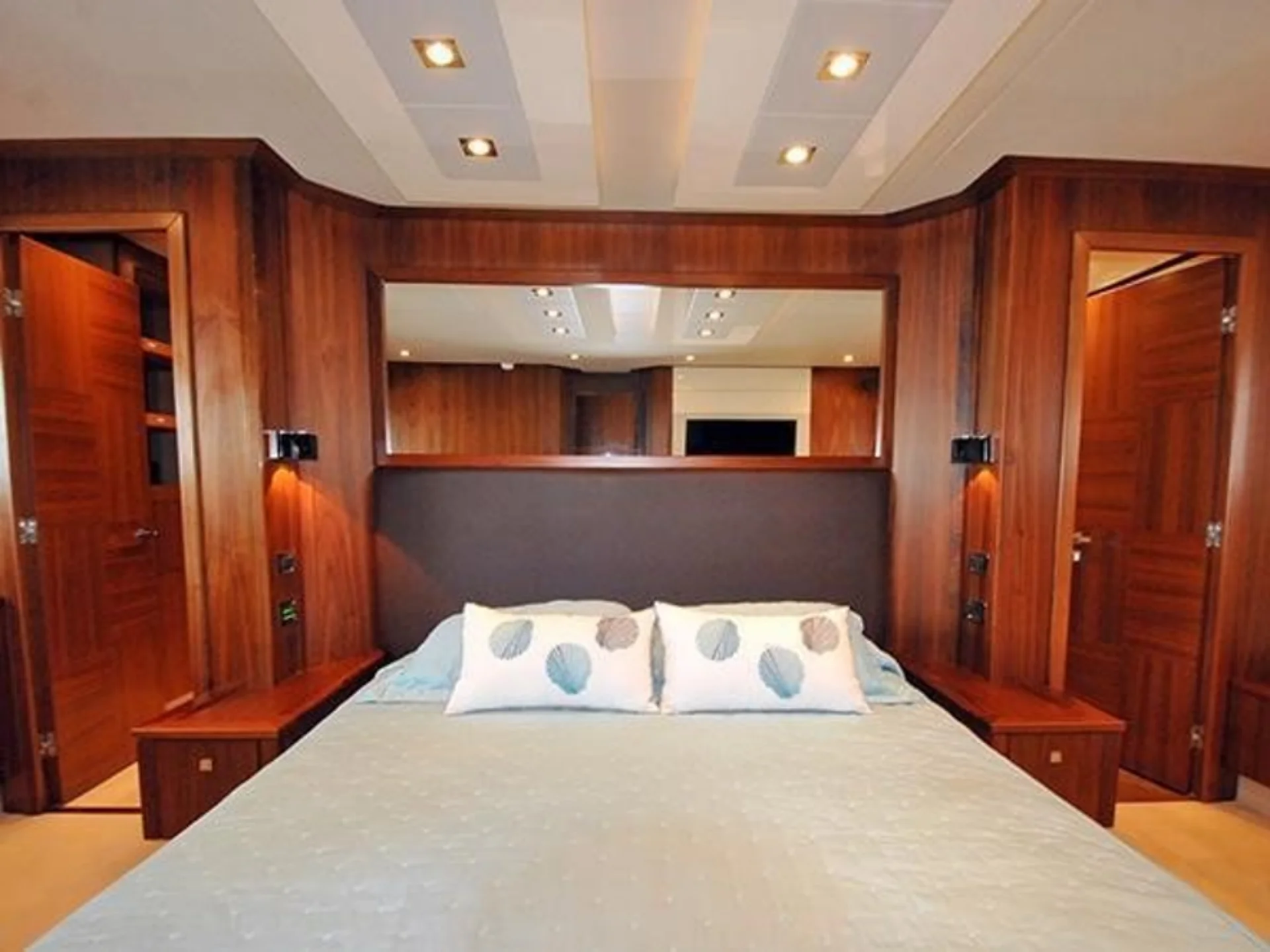 ARIYAS | Sunseeker Predator 84 - Sunseeker