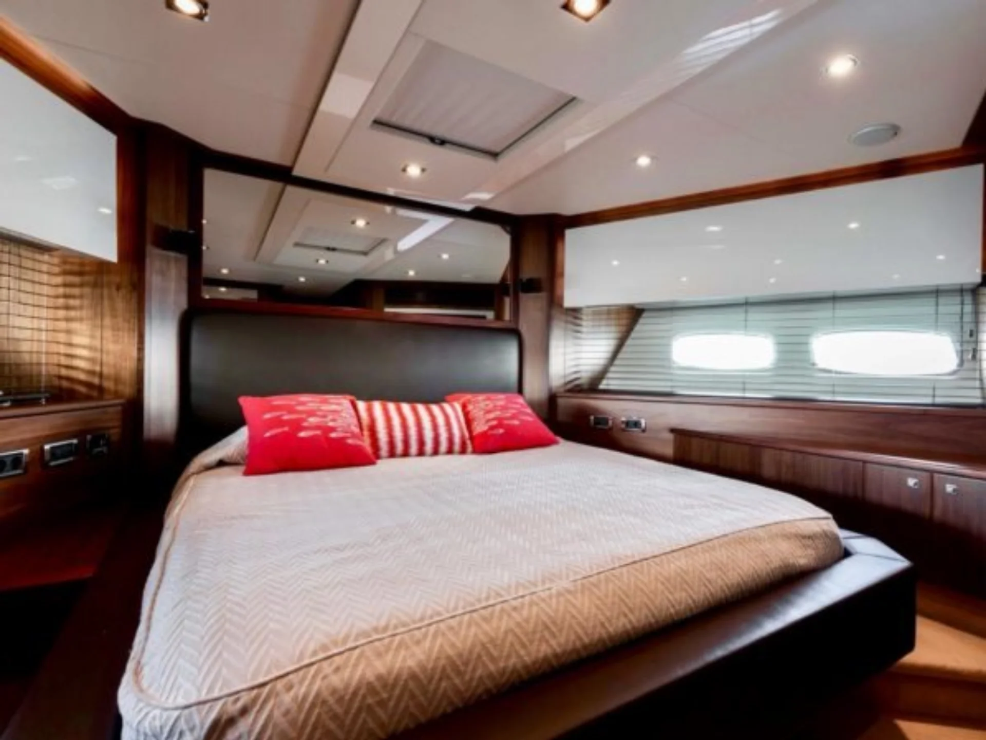 ARIYAS | Sunseeker Predator 84 - Sunseeker