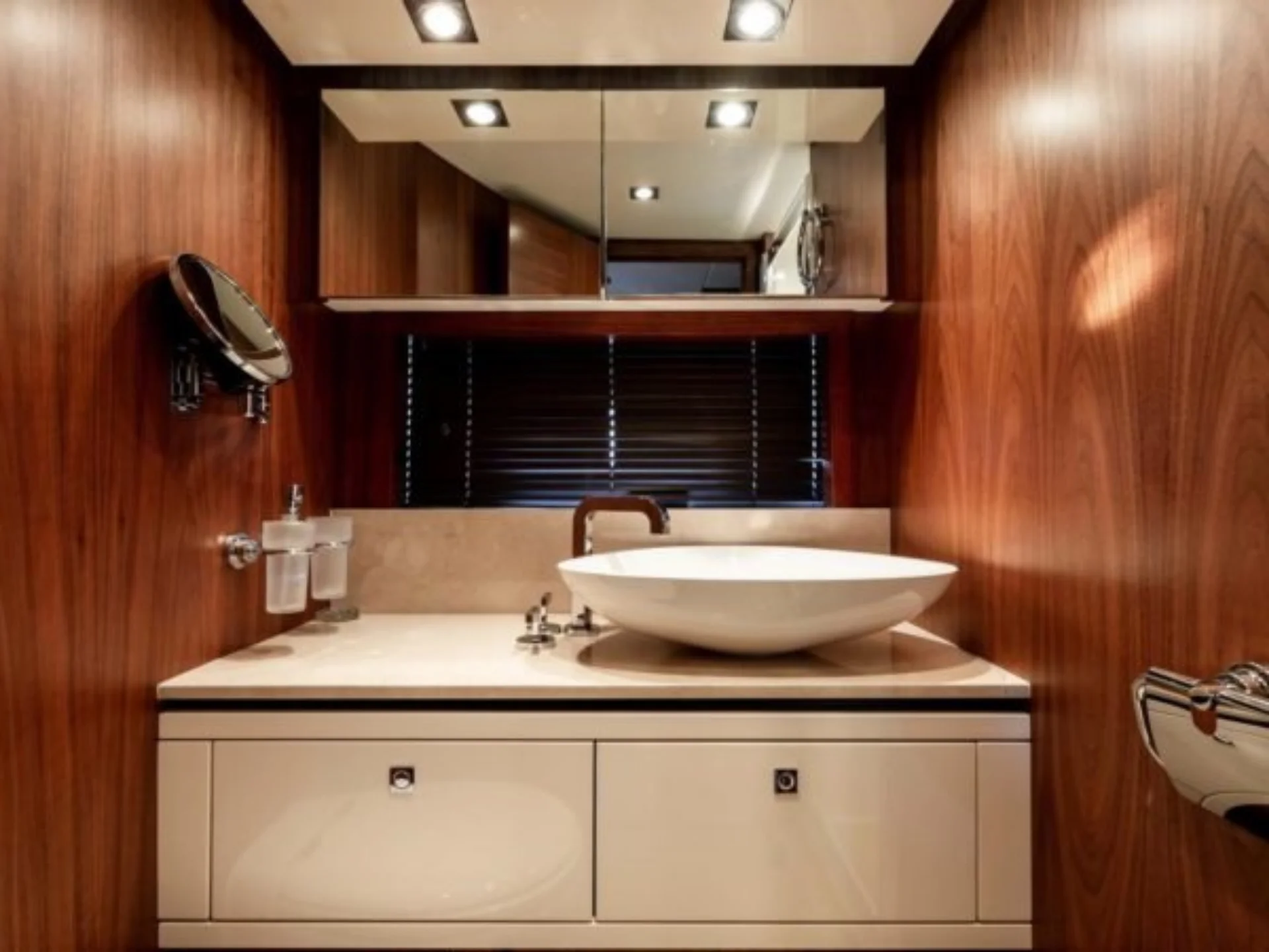 ARIYAS | Sunseeker Predator 84 - Sunseeker