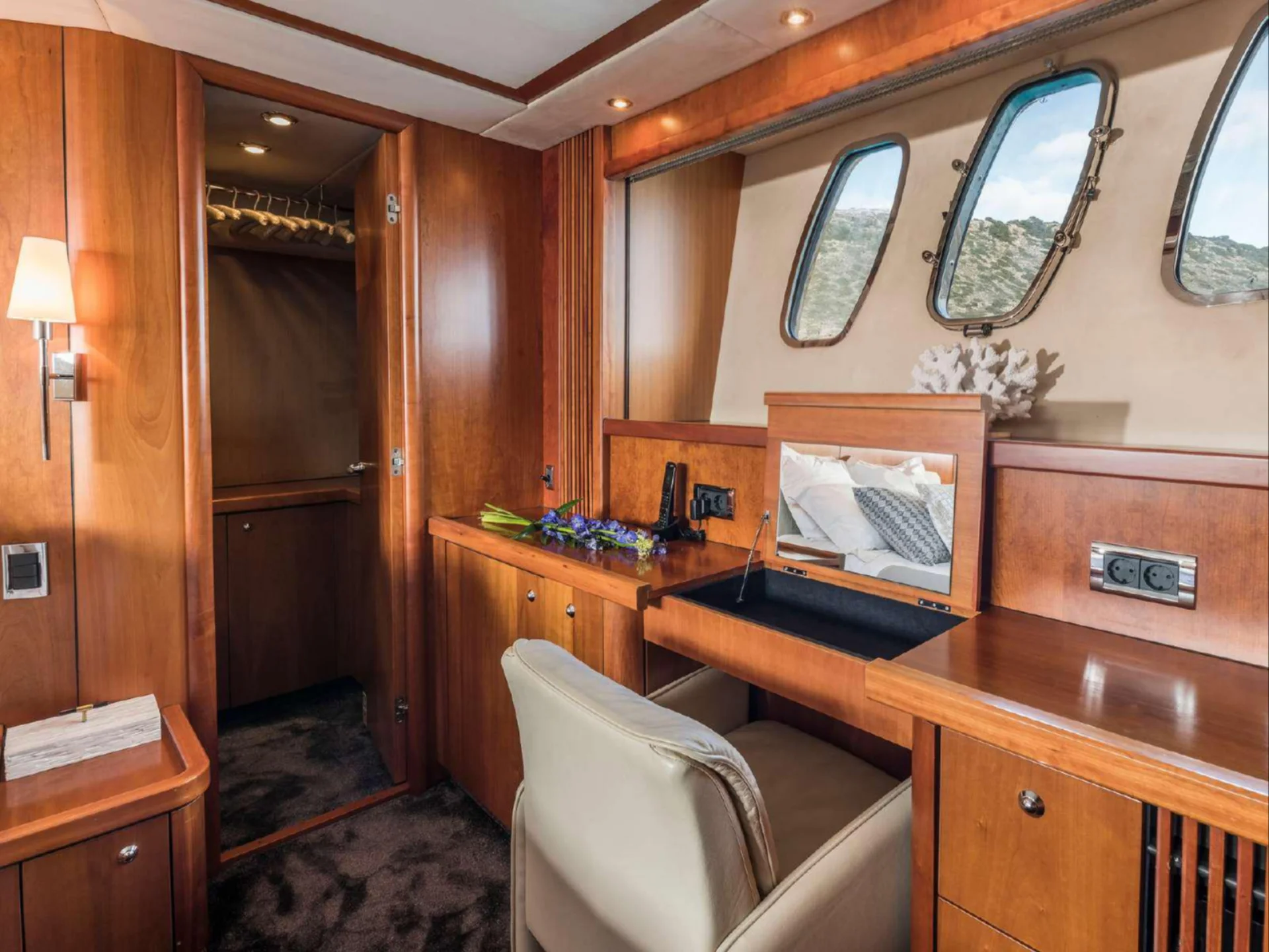 FROGGY | Sunseeker Predator 82 - Sunseeker