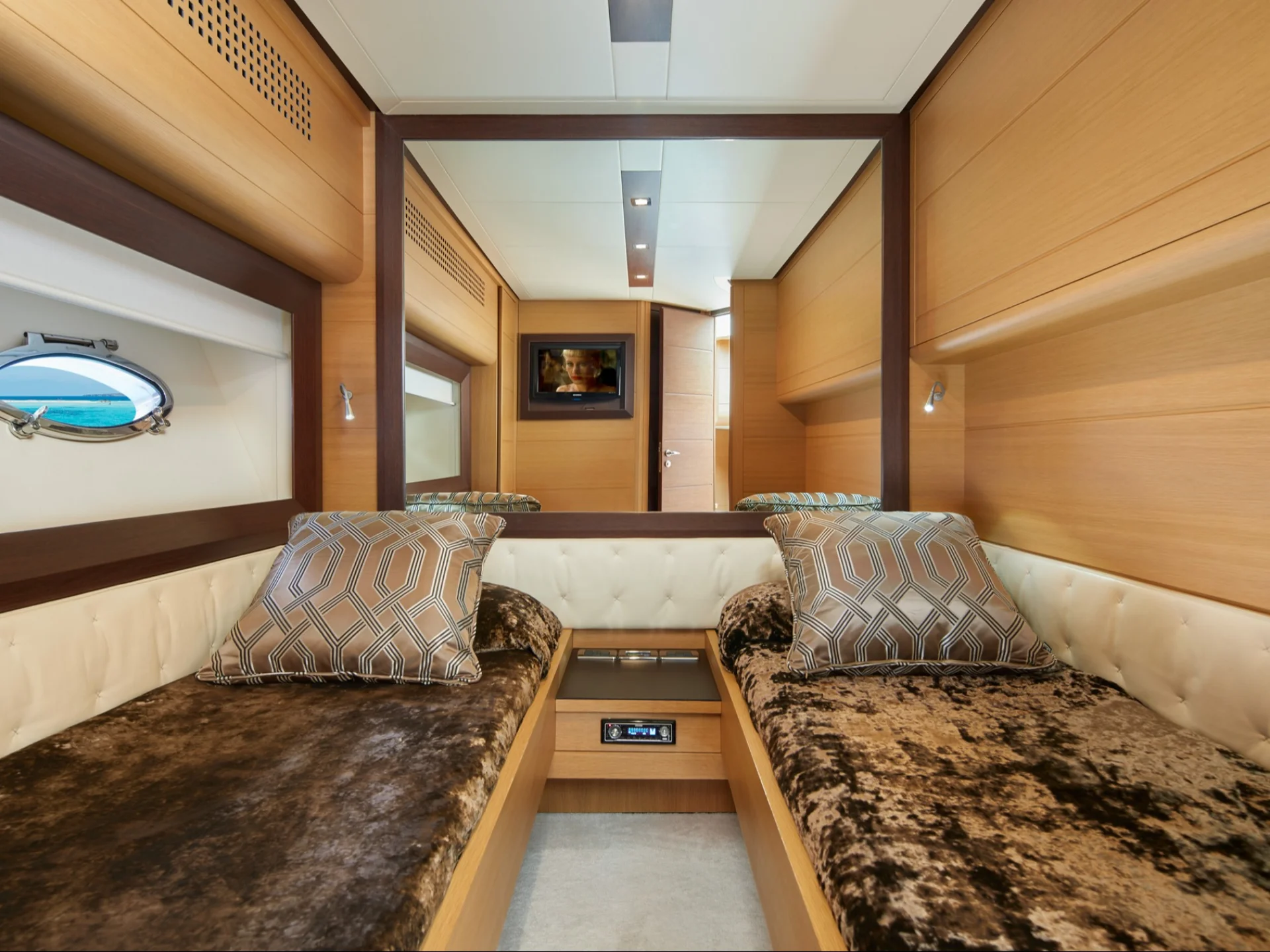 LEGENDARY | Pershing 72 - Pershing