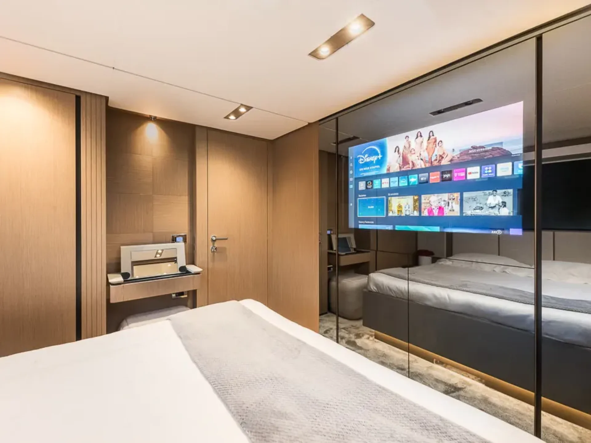 NAILU + | Ferretti 1000 - Ferretti