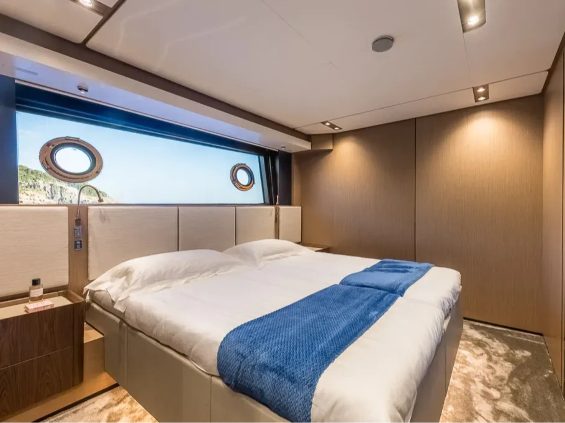 NAILU + | Ferretti 1000 - Ferretti