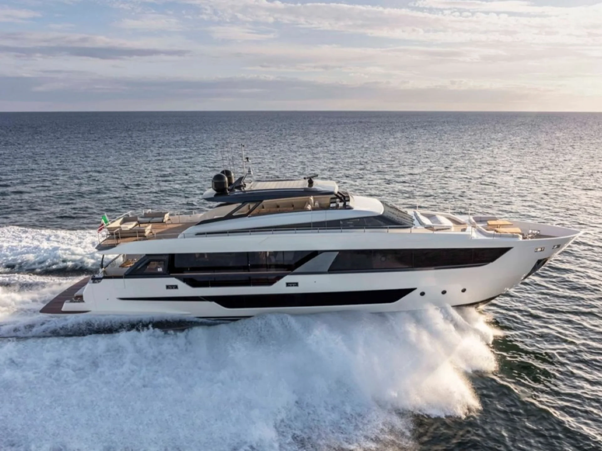 NAILU + | Ferretti 1000 - Ferretti