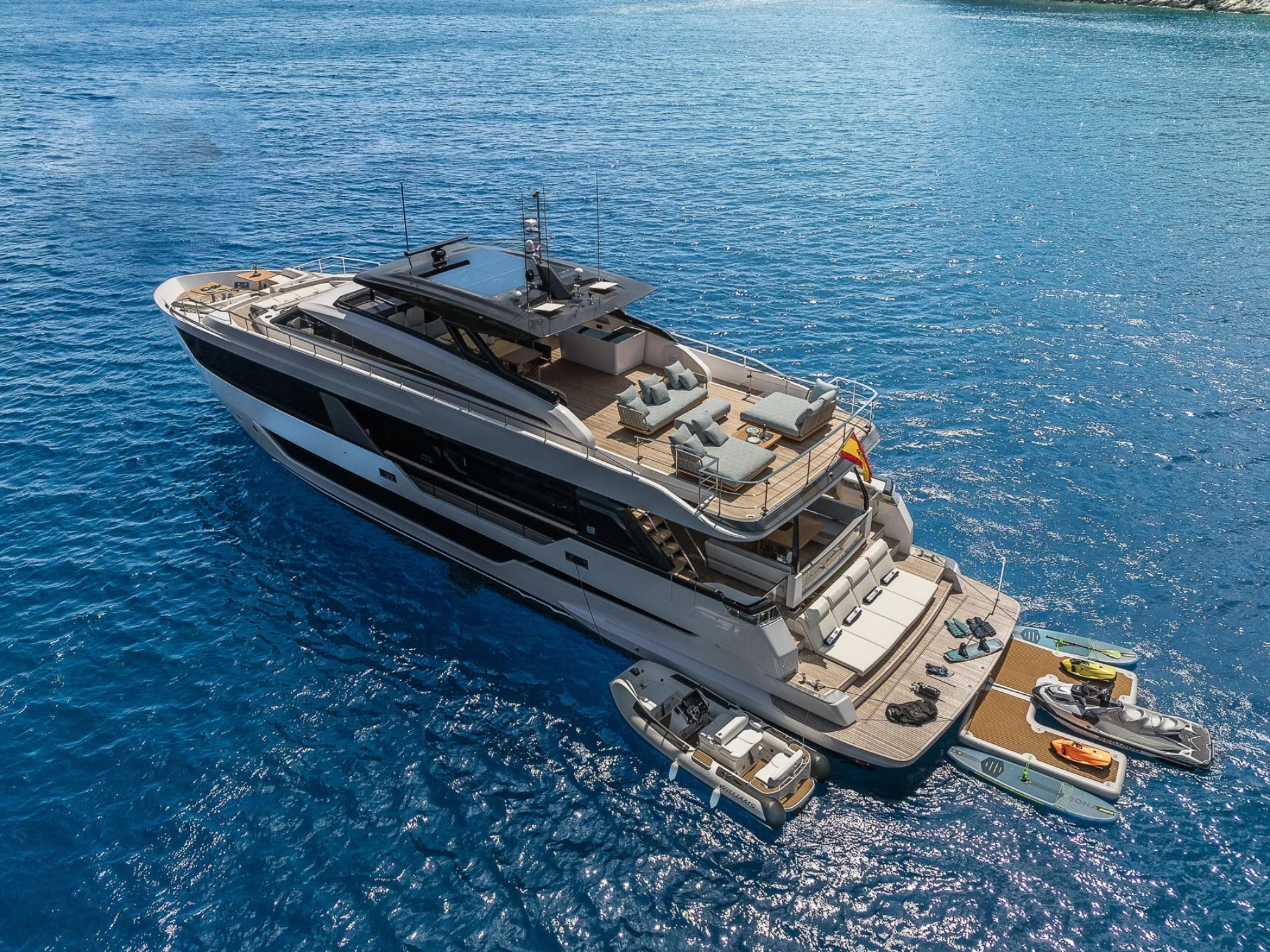 NAILU + | Ferretti 1000 - Ferretti