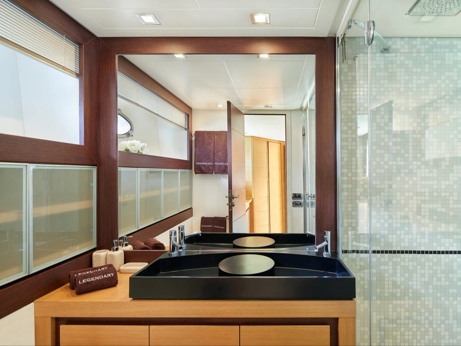 LEGENDARY | Pershing 72 - Pershing