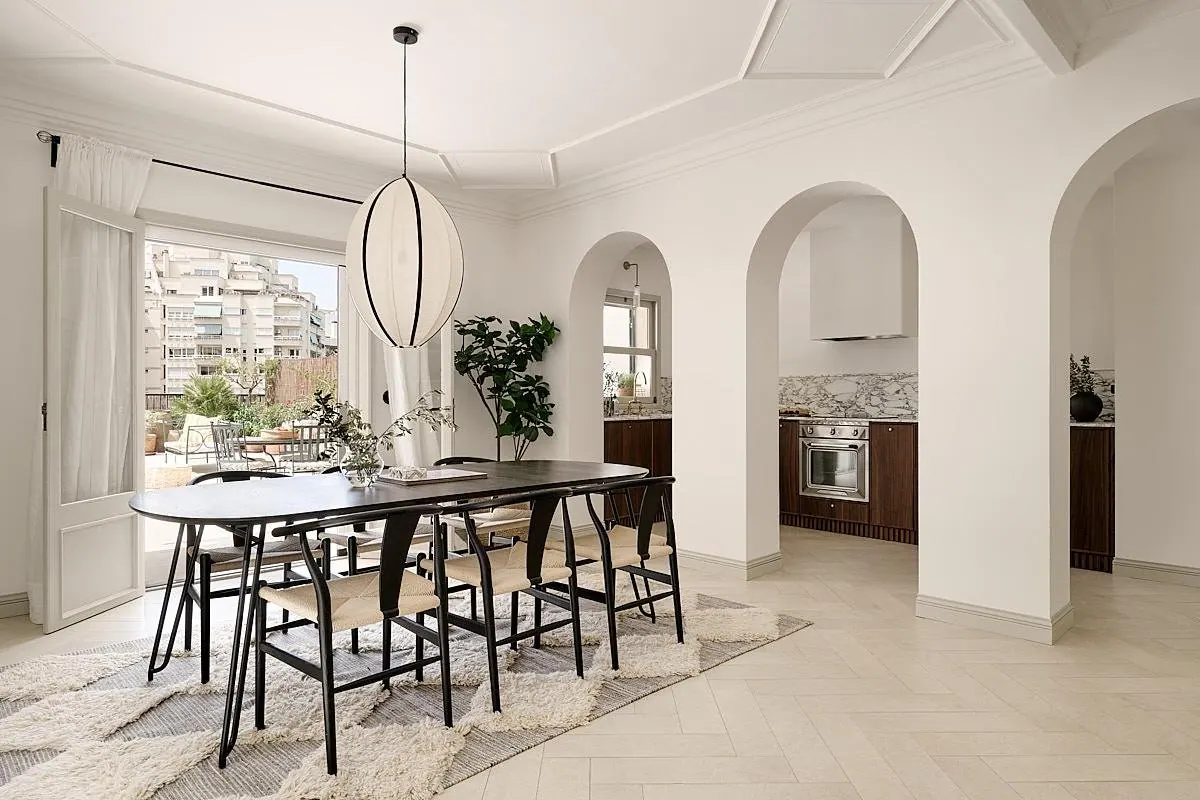 Dining room with arched openings to the kitchen in a Santa Catalina apartment