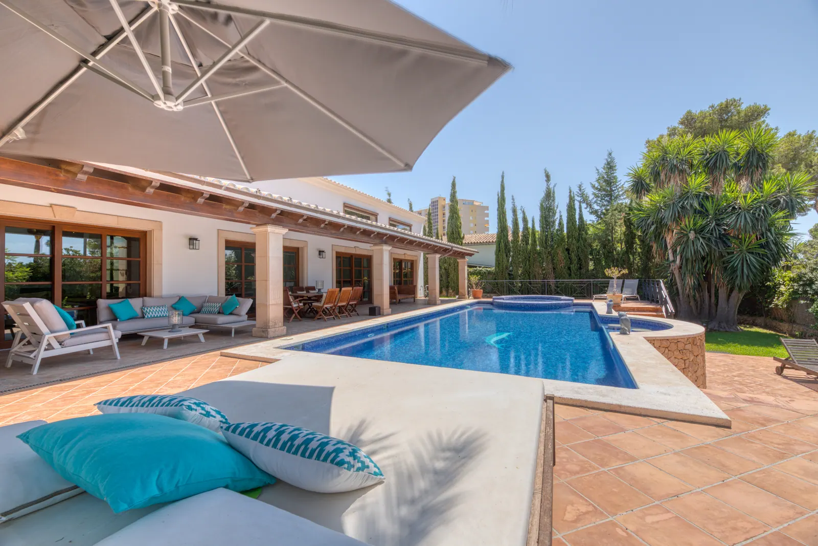 Large pool and garden of a family villa in Palmanova