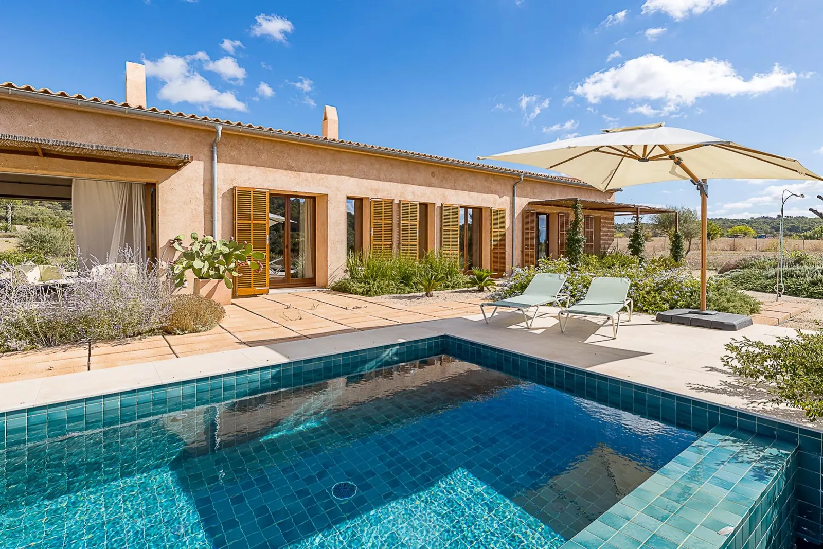 Pool and garden of a detached country home on a large plot near Llucmajor