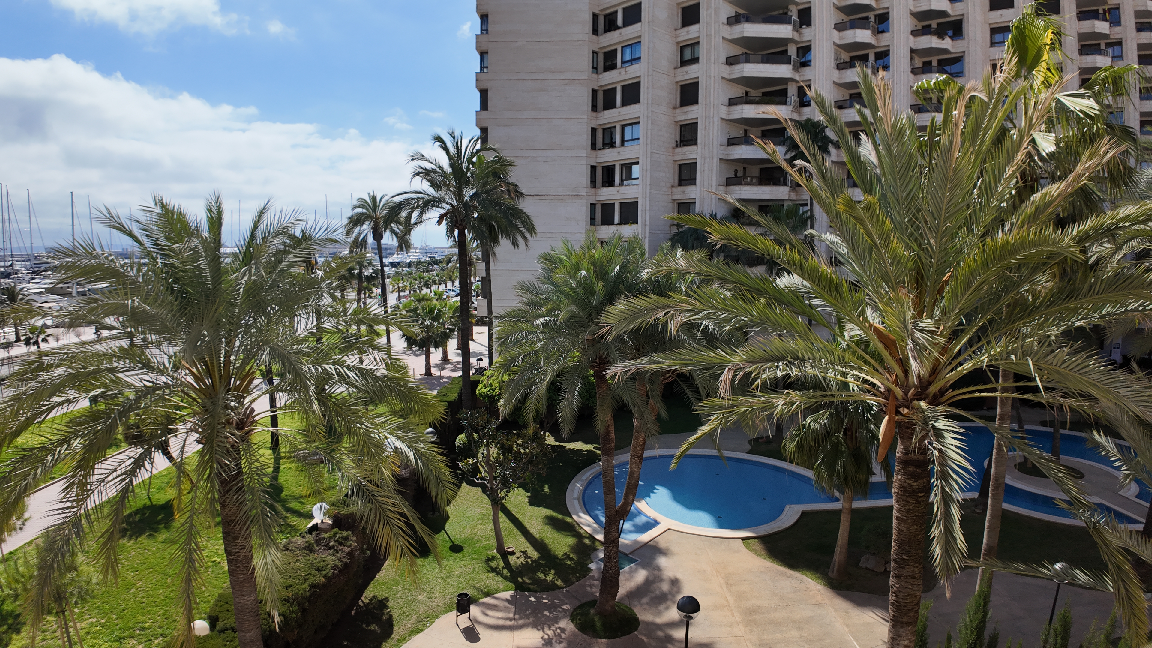 Sea View Property in Paseo Marítimo with Pool & Garage 