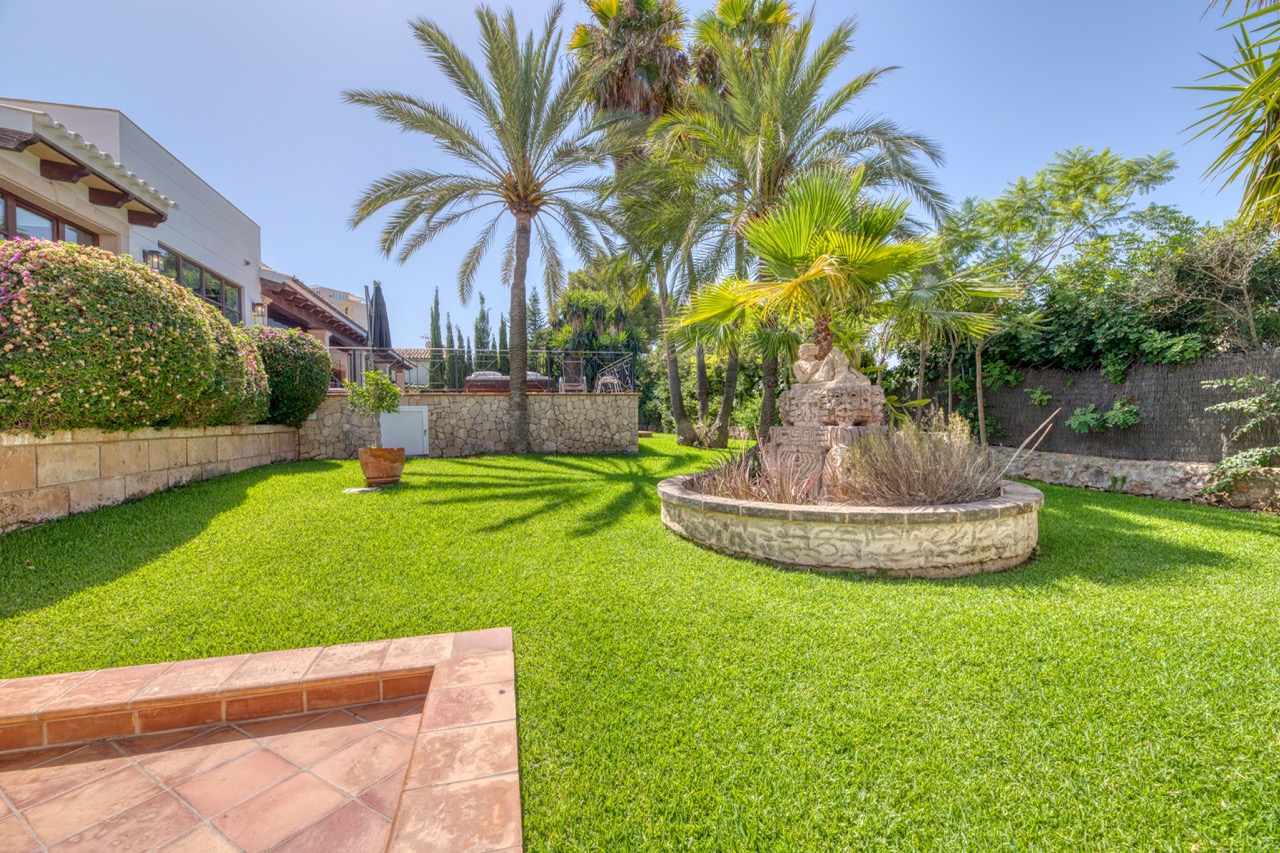 Elegante villa familiare con piscina e ampi spazi abitativi a Palmanova