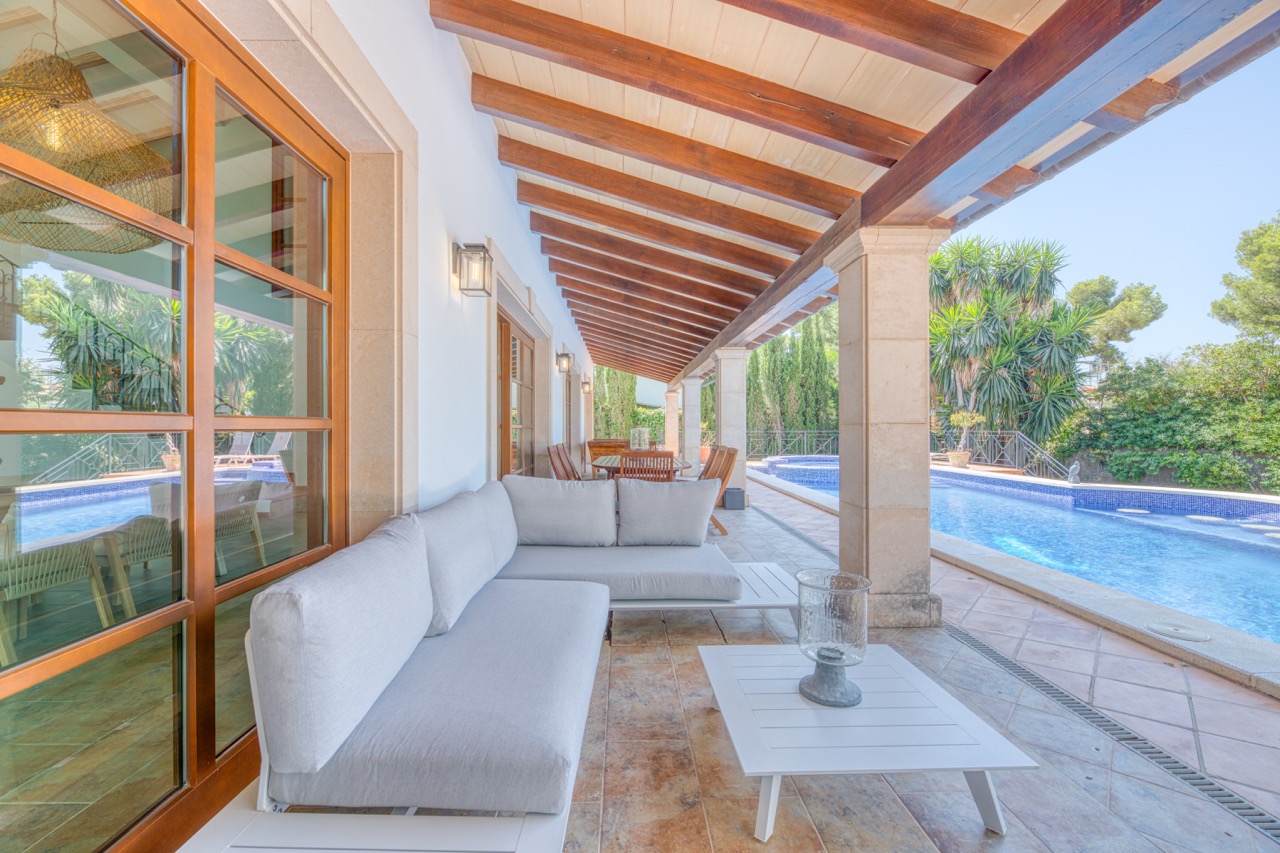 Elegante villa familiar con piscina y amplios espacios en Palmanova - Photo 3