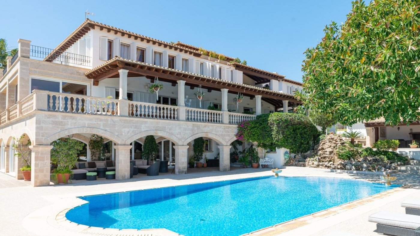 Elegant Estate with Panoramic Views in Genova  - Photo 2