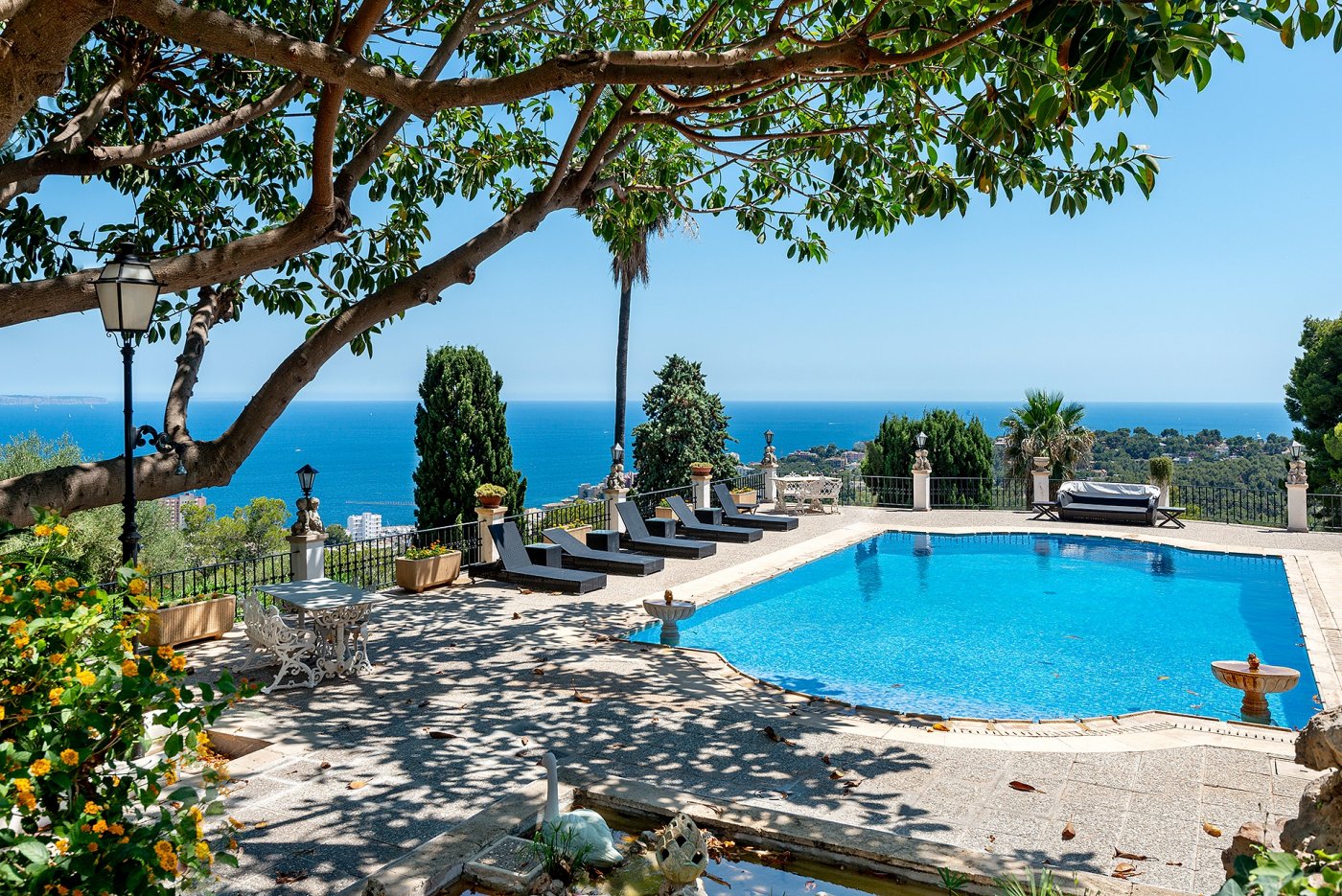 Elegant Estate with Panoramic Views in Genova  - Photo 4