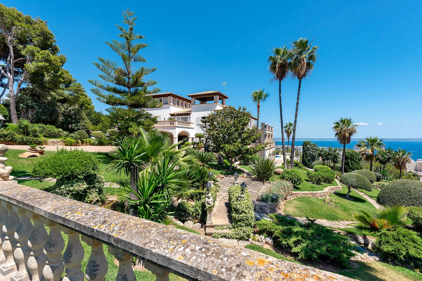 Elegant Estate with Panoramic Views in Genova  - Photo 5