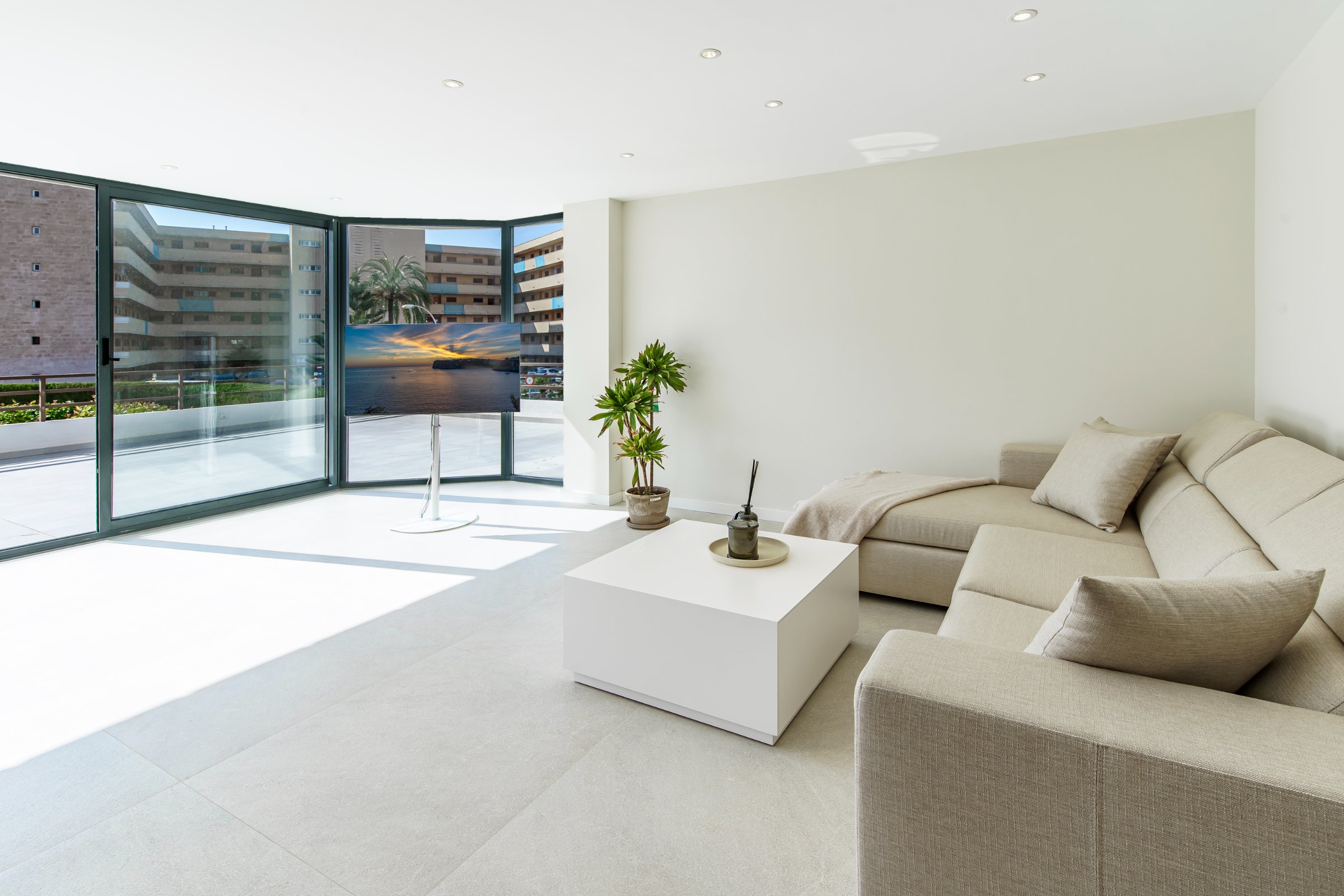 Fully Renovated Elegant Apartment with Expansive Terrace in Puerto Portals