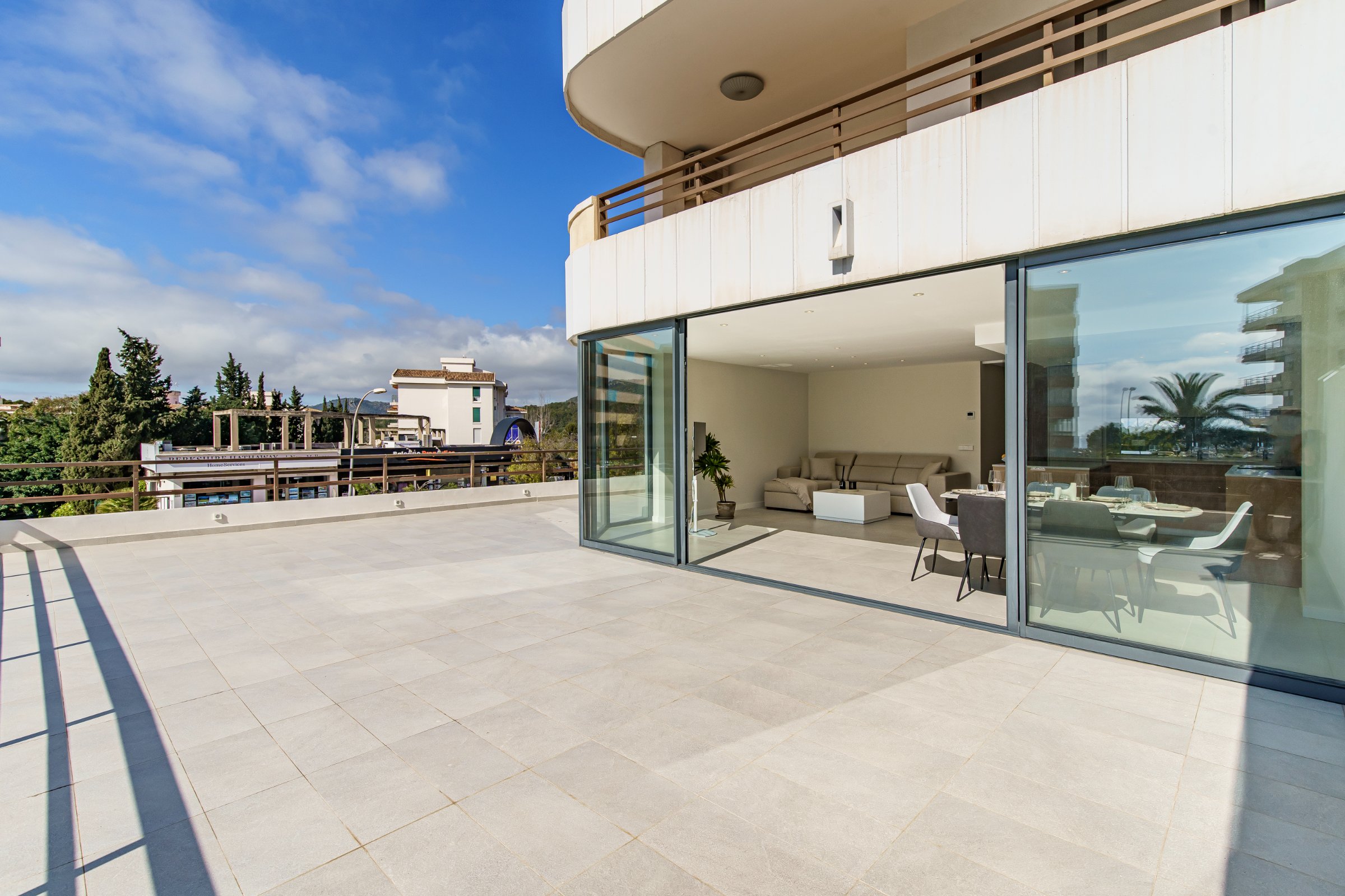 Fully Renovated Elegant Apartment with Expansive Terrace in Puerto Portals