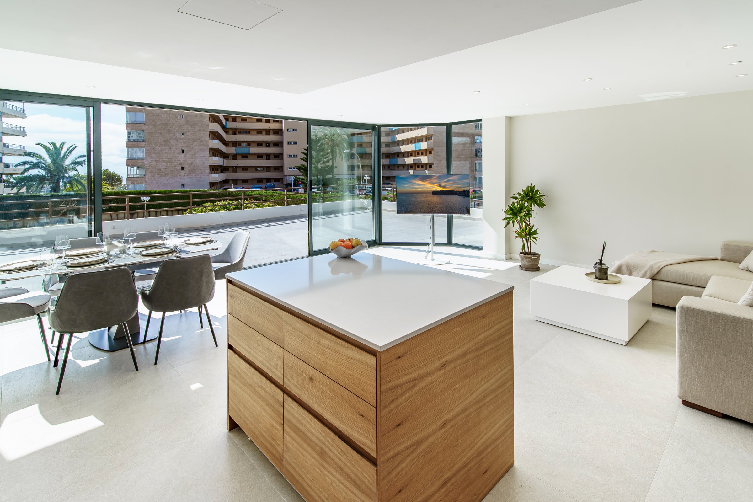 Fully Renovated Elegant Apartment with Expansive Terrace in Puerto Portals - Photo 3