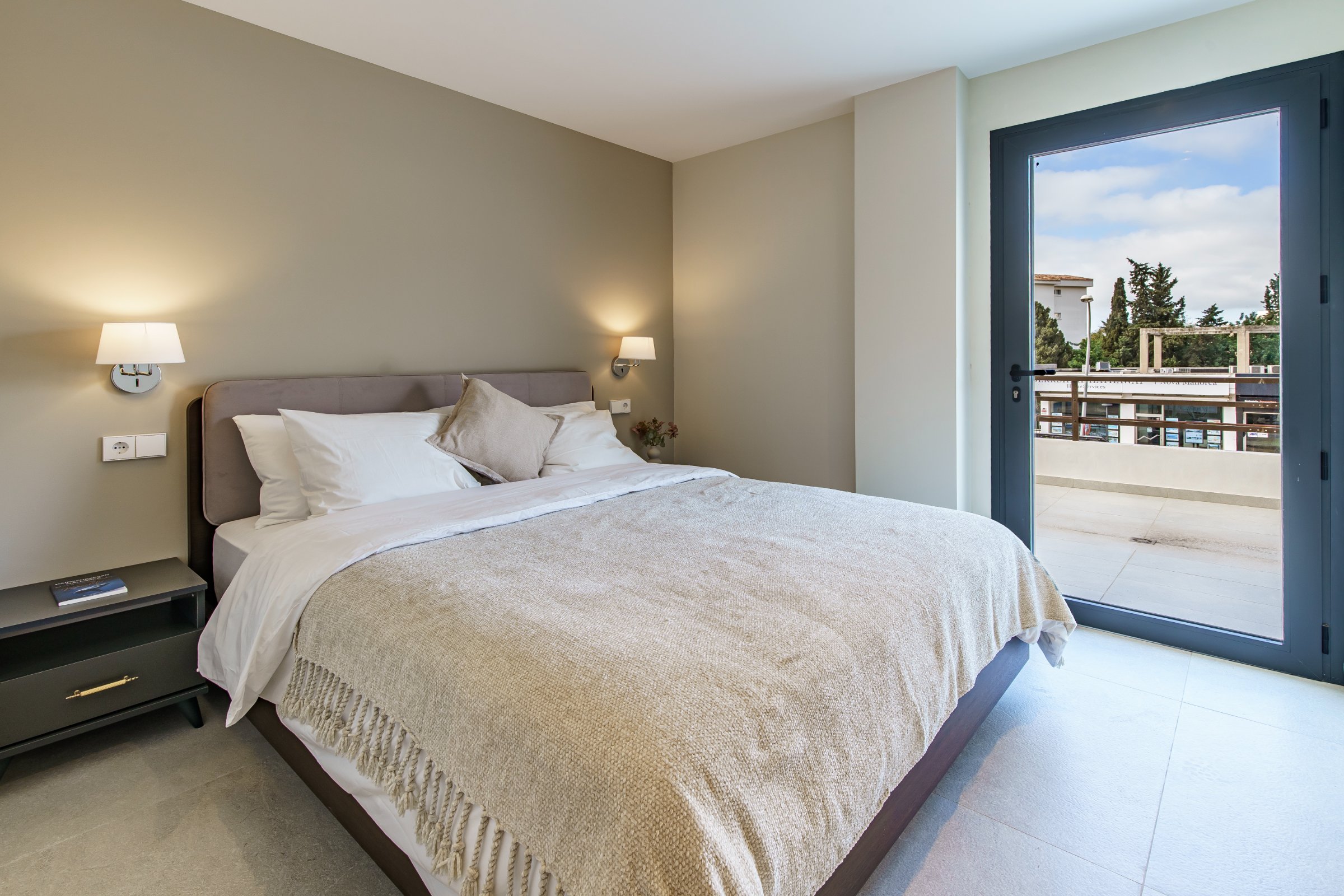 Fully Renovated Elegant Apartment with Expansive Terrace in Puerto Portals