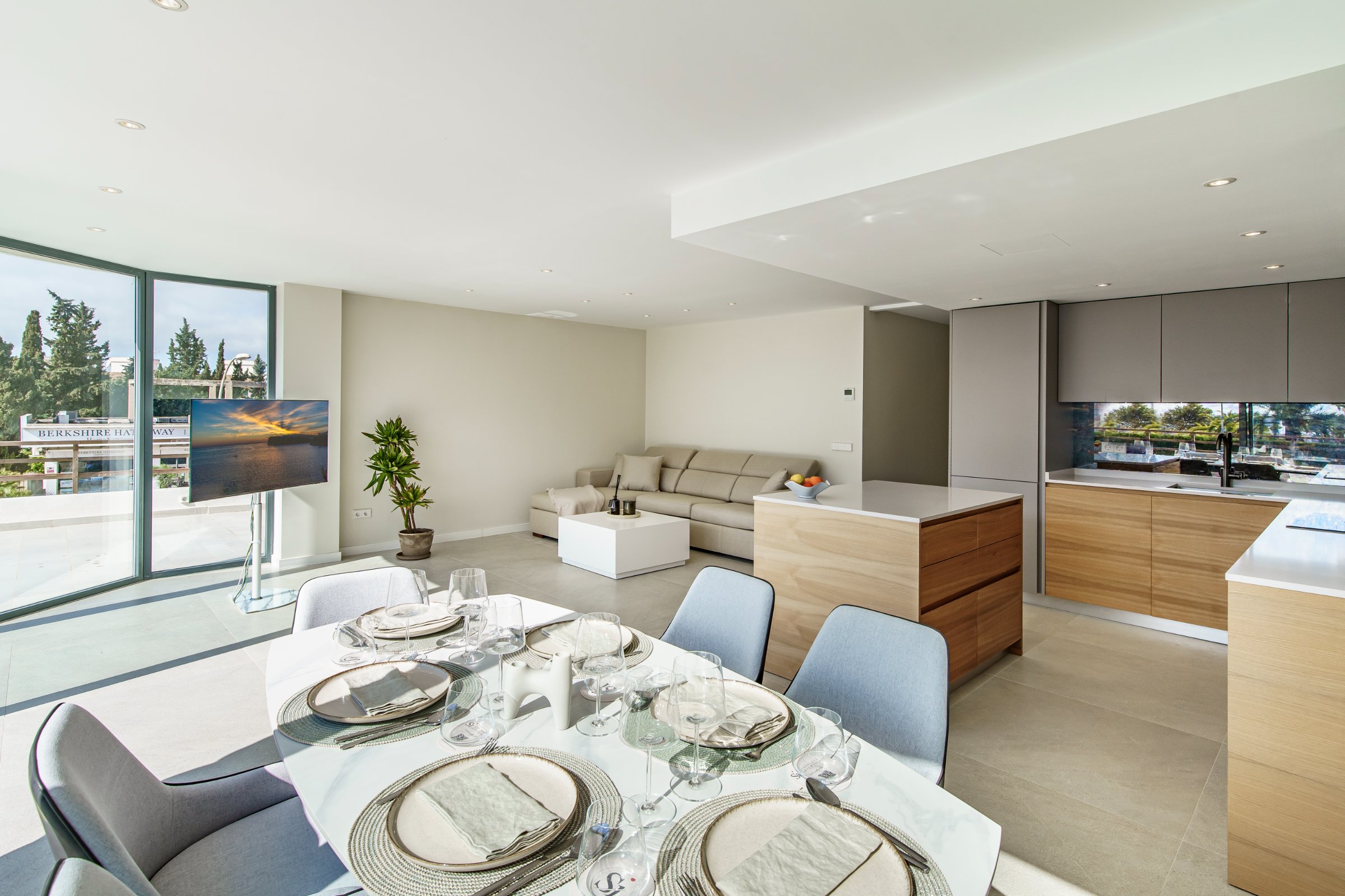 Fully Renovated Elegant Apartment with Expansive Terrace in Puerto Portals - Photo 4
