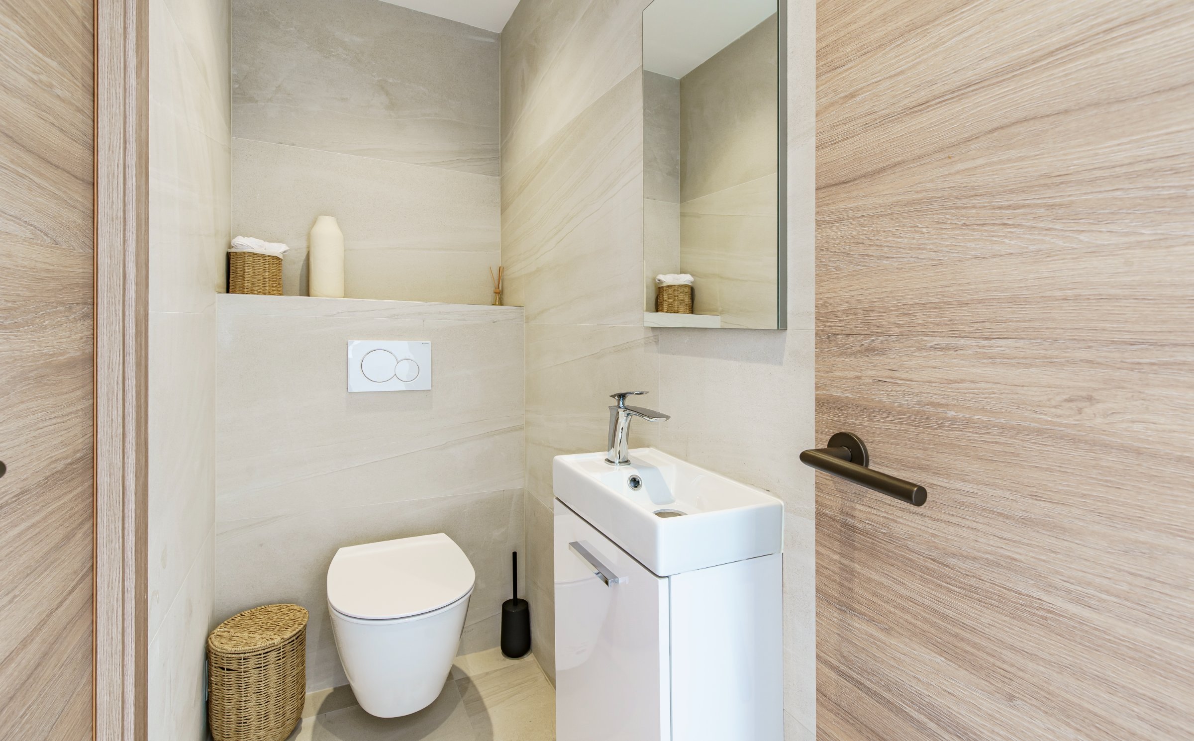 Fully Renovated Elegant Apartment with Expansive Terrace in Puerto Portals
